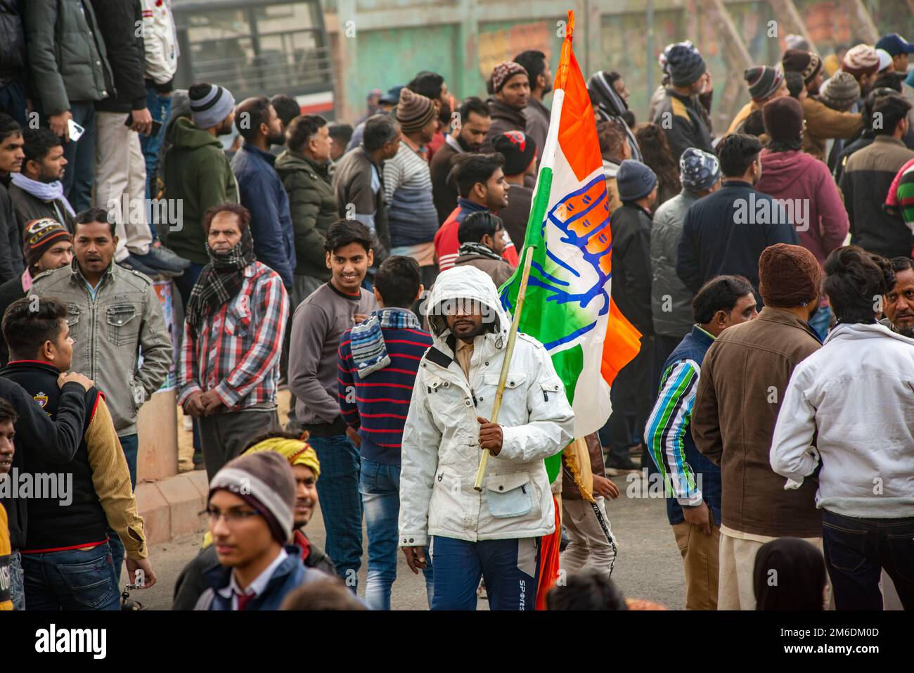 Nuova Delhi, India. 03rd Jan, 2023. Un uomo tiene bandiera di partito durante il movimento di massa continuo di Bharat Jodo Yatra organizzato dal Congresso nazionale indiano (partito politico in India). Rahul Gandhi, leader del principale partito politico indiano, ha marciato nella capitale nazionale insieme ai suoi sostenitori, parte del suo percorso di cinque mesi lungo 3.570km km (2.218 miglia) attraverso 12 stati da Kanyakumari nell'India meridionale al Kashmir nell'India settentrionale. Credit: SOPA Images Limited/Alamy Live News Foto Stock