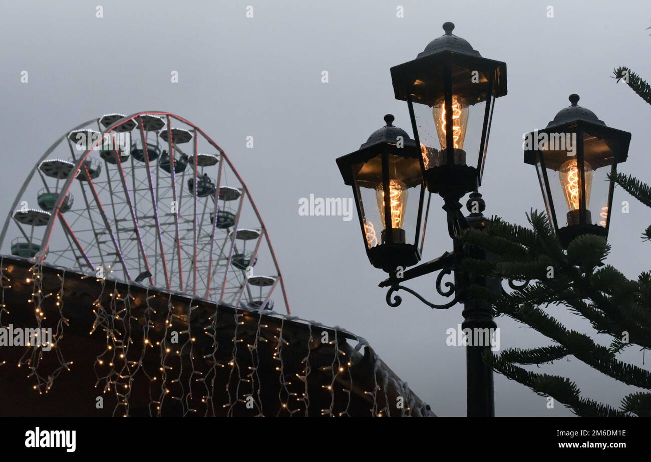 Ruota panoramica e lanterna d'epoca al mercatino di Natale Foto Stock
