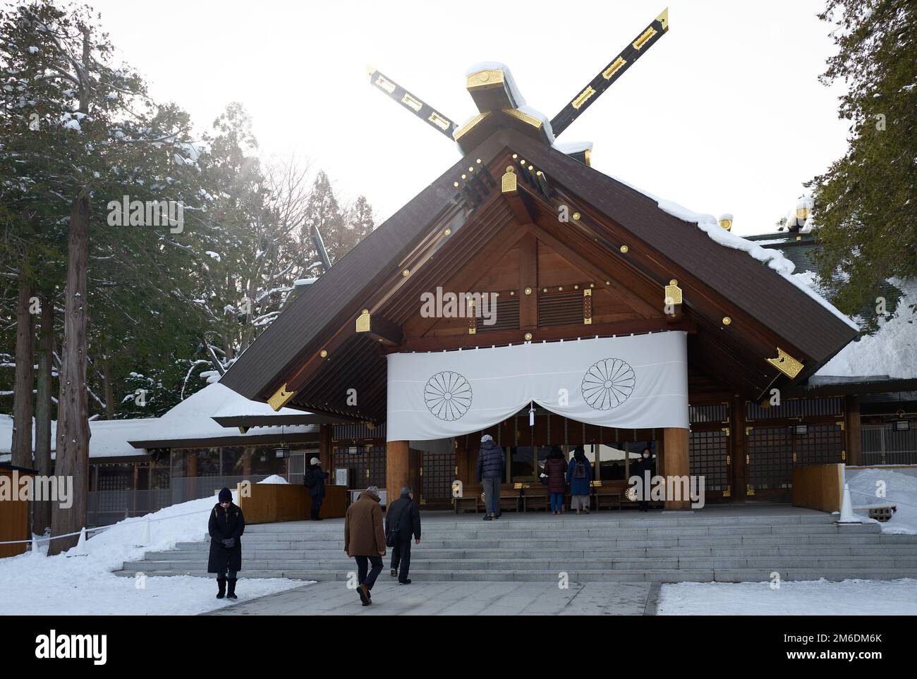 Hokkaido, Giappone - 21 dicembre 2022 : bella architettura giapponese Hokkaido Santuario situato nella città di Sapporo nella stagione invernale neve Foto Stock