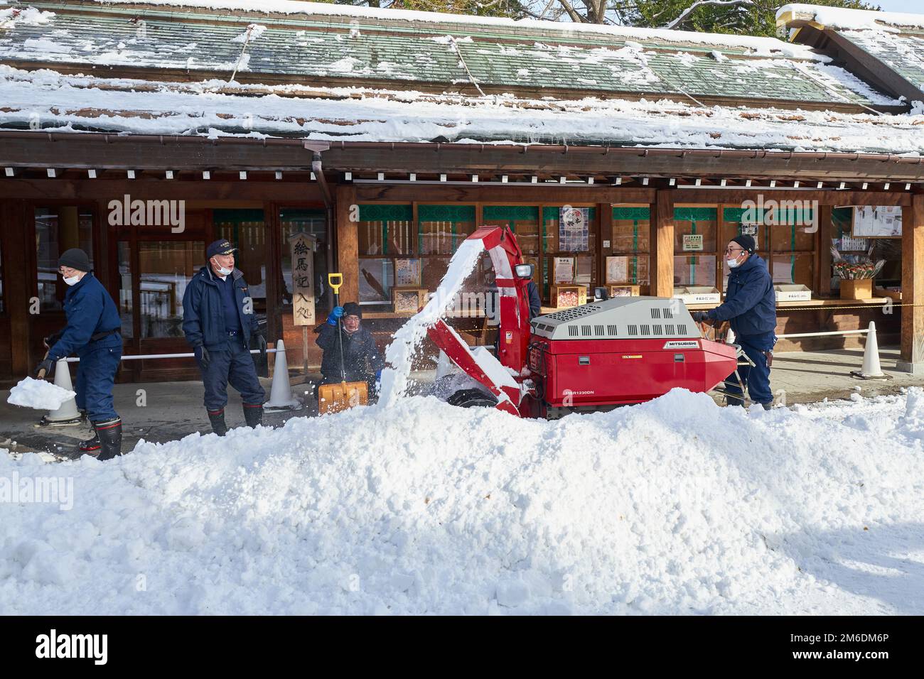 Hokkaido, Giappone - 21 dicembre 2022 : gli operai fanno il lavoro di rimozione della neve al santuario di Hokkaido a Sapporo, Hokkaido Foto Stock