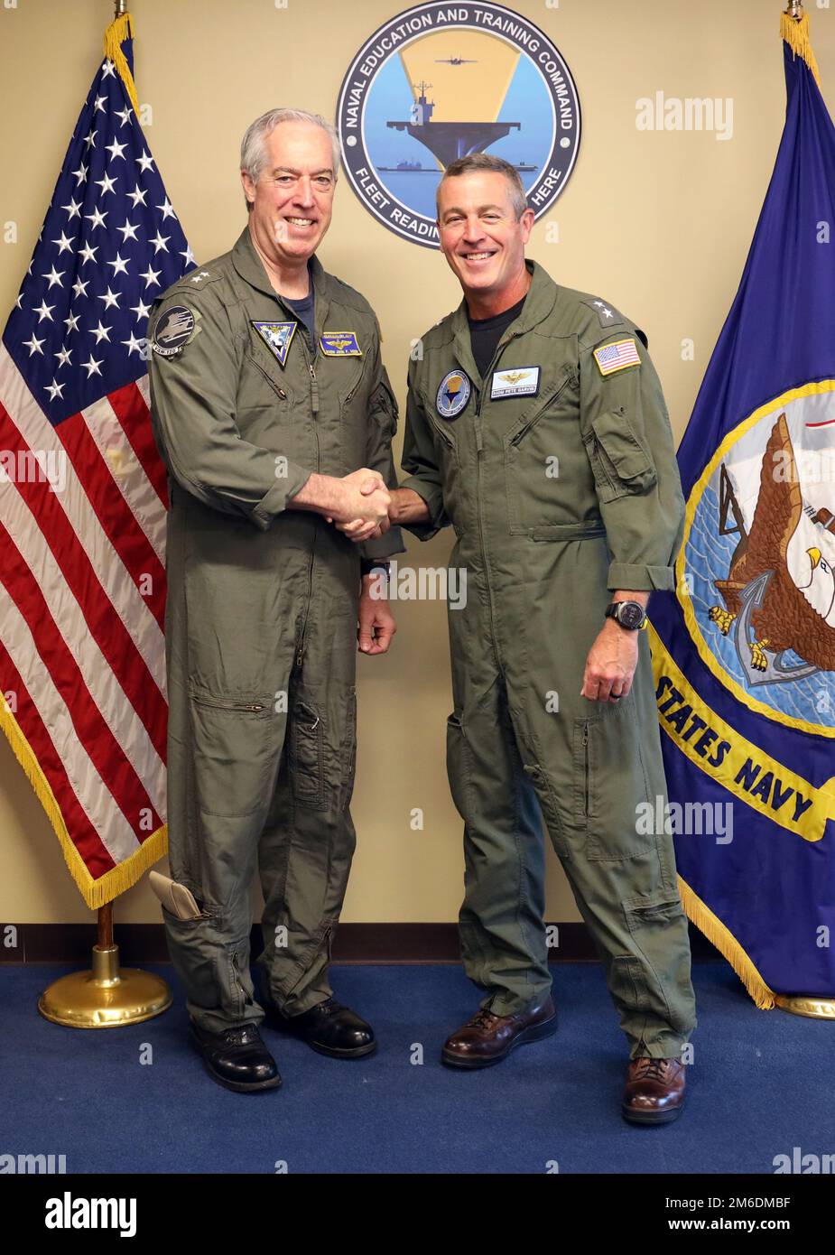 220425-N-QG416-001 PENSACOLA, FLA. (25 aprile 2022) - l'ADM posteriore John Meier, comandante, Naval Air Force Atlantic, ha visitato la base aerea navale Pensacola 25 aprile. Meier ha incontrato il Rear ADM. Pete Garvin, comandante, Naval Education and Training Command (NETC) e ha ricevuto una breve sessione sulla formazione aerea arruolato. Foto Stock