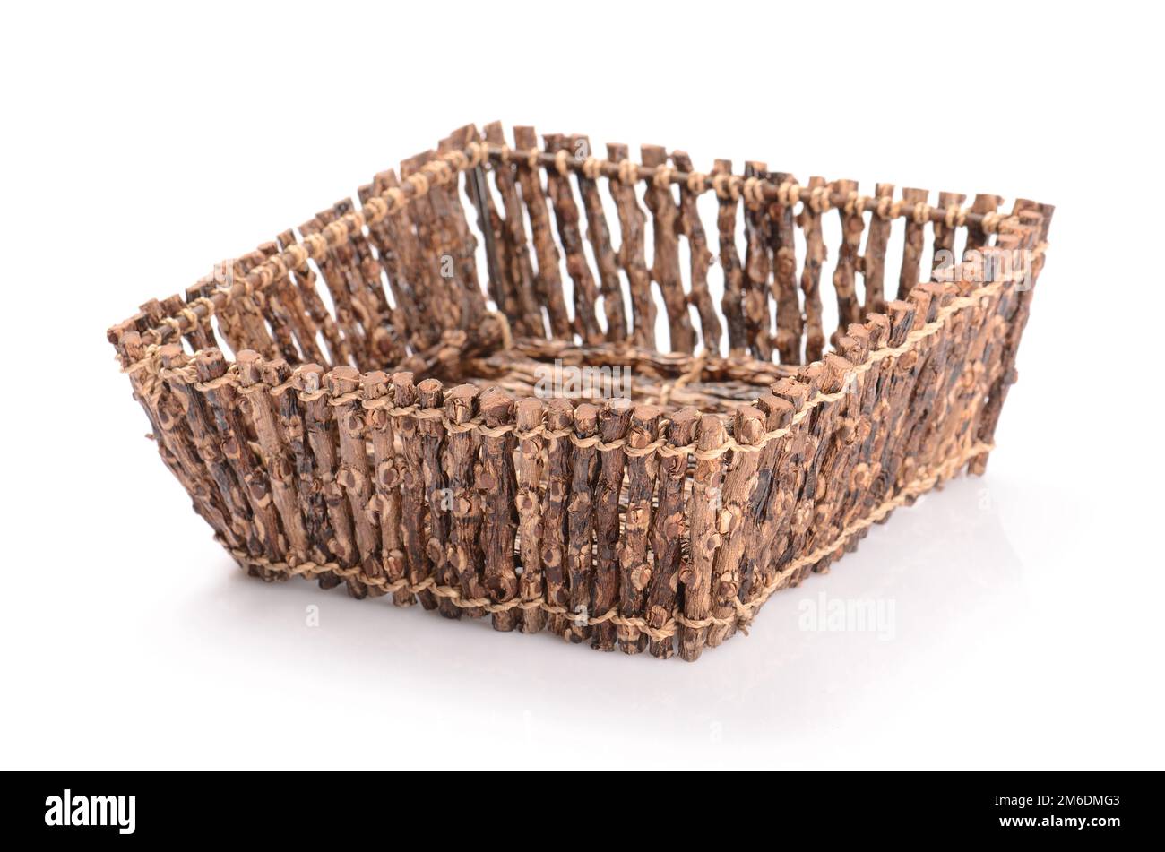 Cesto di rattan fatto a mano isolato su bianco Foto Stock Cesto di rattan fatto a mano isolato su bianco Foto Stock