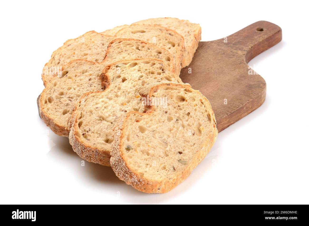 Pane affettato su un tagliere isolato su bianco Foto Stock