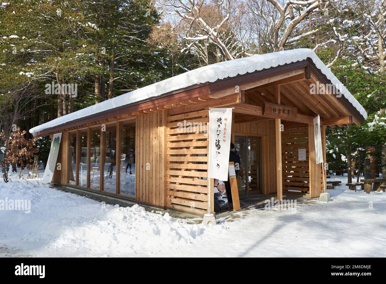 Hokkaido, Giappone - 21 dicembre 2022 : Un famoso negozio di tè che vende dessert nel Parco Hokkaido Jingu a Sapporo, Hokkaido Foto Stock