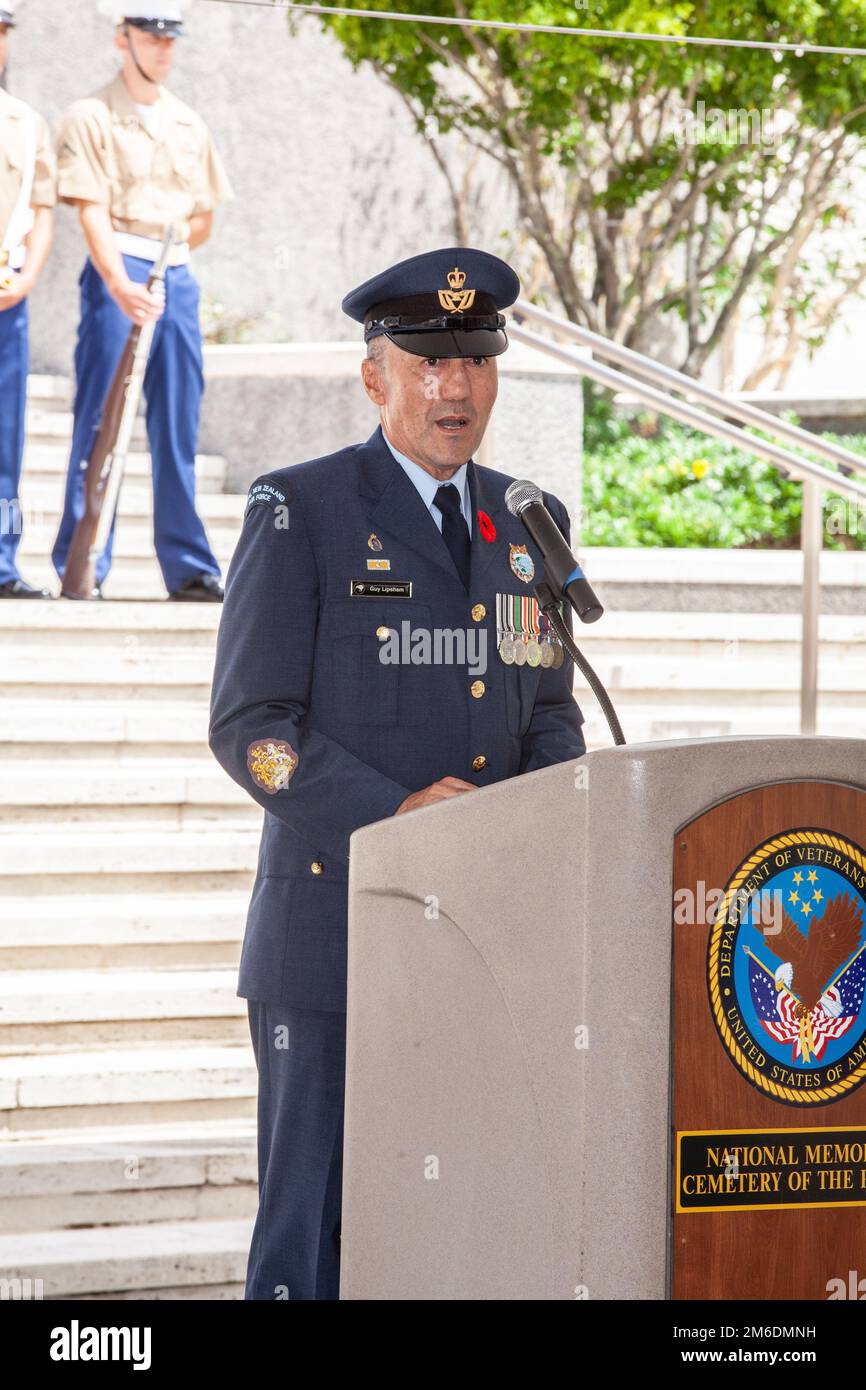 Royal New Zealand Air Force Command Warrant Officer Guy Lipsham, vice comandante senior arruolato leader, Stati Uniti Indo-Pacific Command, legge le righe da “The Ode” a Maori durante la cerimonia del 2022° giorno del corpo dell'esercito australiano e neozelandese (ANZAC) al National Memorial Cemetery of the Pacific, Honolulu, Hawaii, 25 aprile 2022. L'ANZAC Day commemora i sacrifici fatti da tutti gli australiani e neozelandesi che hanno servito e sono morti in tutte le guerre, i conflitti e le missioni di pace in tutto il mondo. Questa data segna l'anniversario della prima grande azione militare combattuta dall'Australia e dal New Zealan Foto Stock