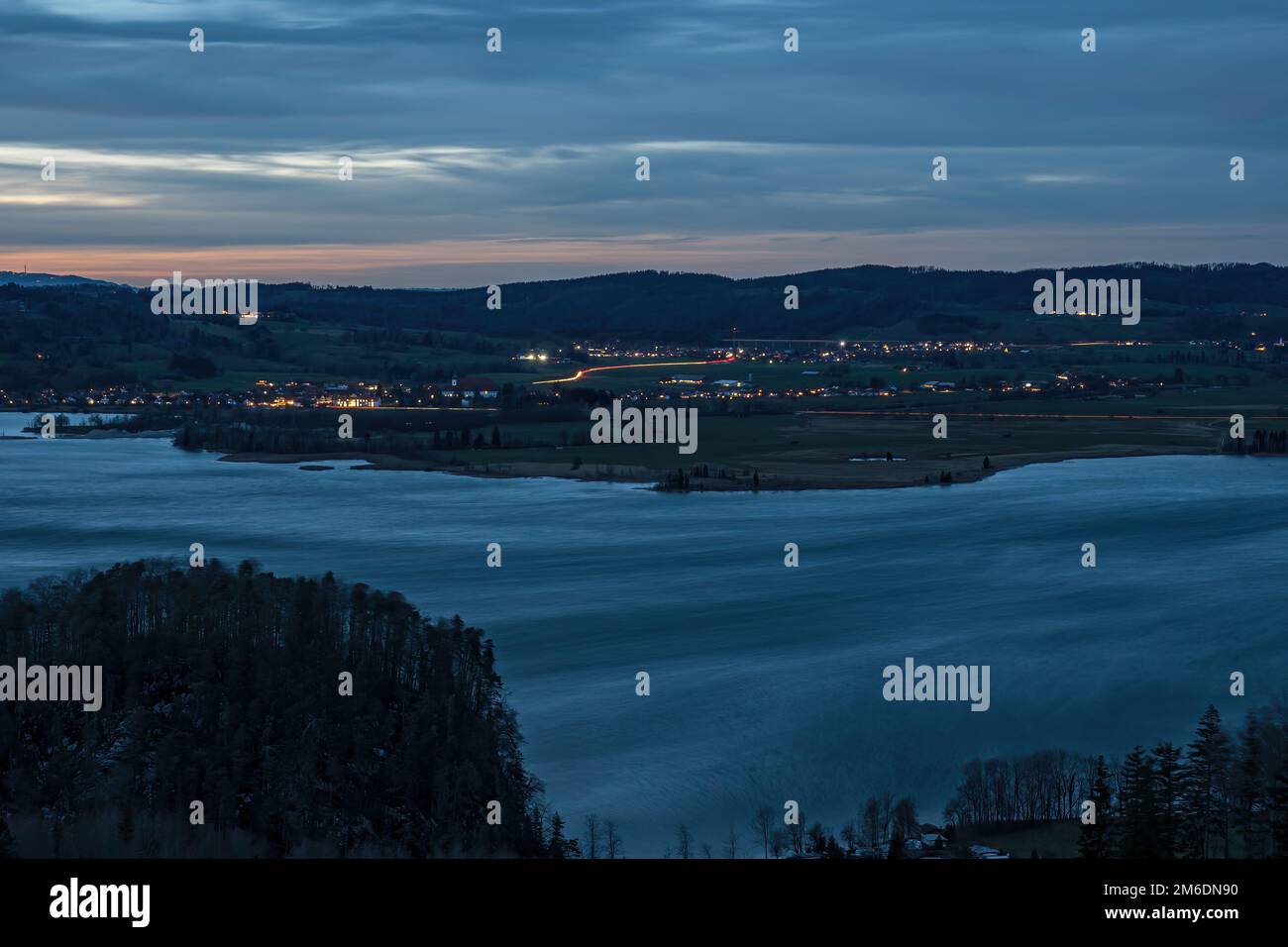 Lago tedesco Kochelsee con luci nell'ora magica Foto Stock