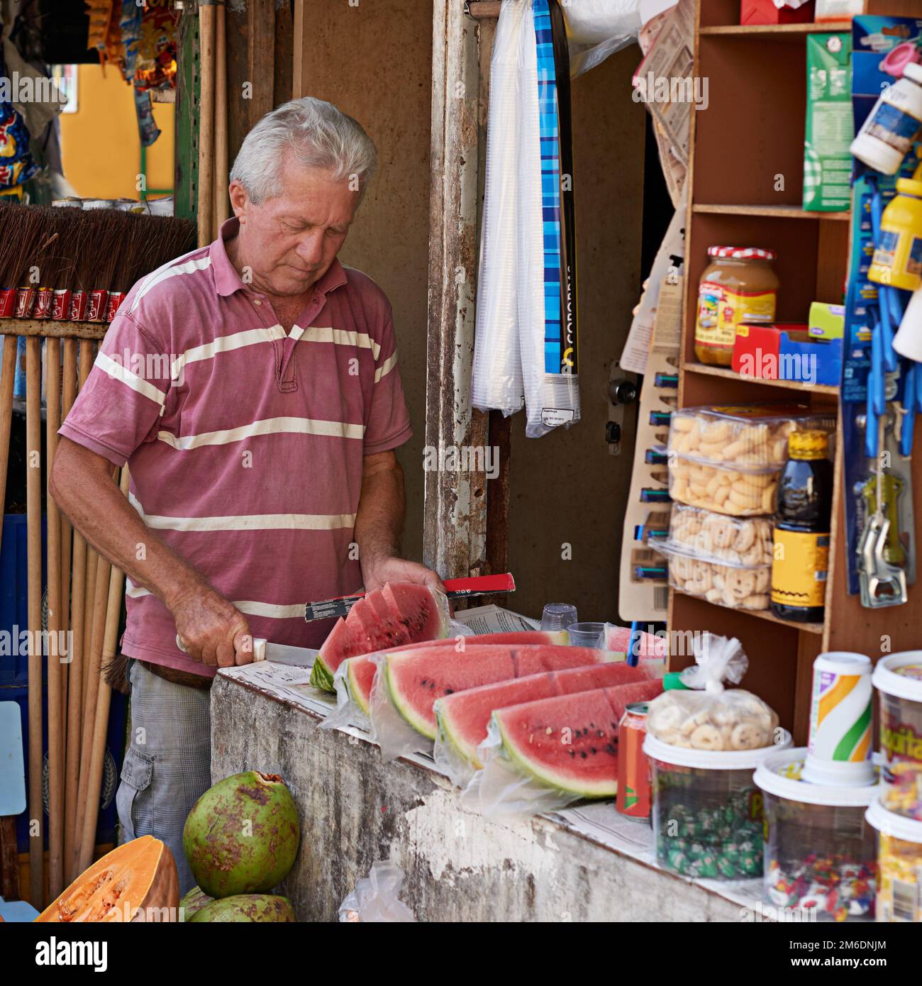 Vendita di snack per le strade. un venditore di strada che vende una varietà di cibo al suo stand. Foto Stock