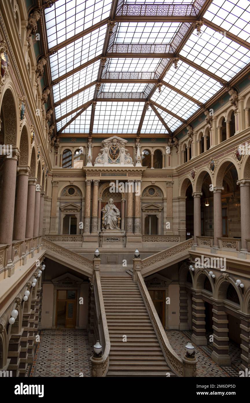 Vista interna del Palazzo di Giustizia o Justizpalast. Questo edificio neorinascimentale fu costruito tra il 1875 e il 1881 e sede della Corte Suprema Foto Stock