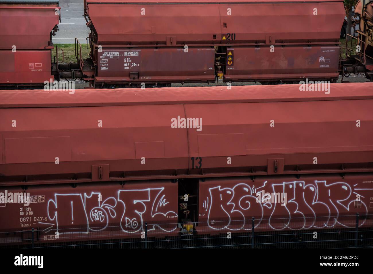 Molti contenitori ferroviari rossi sulla ferrovia Foto Stock