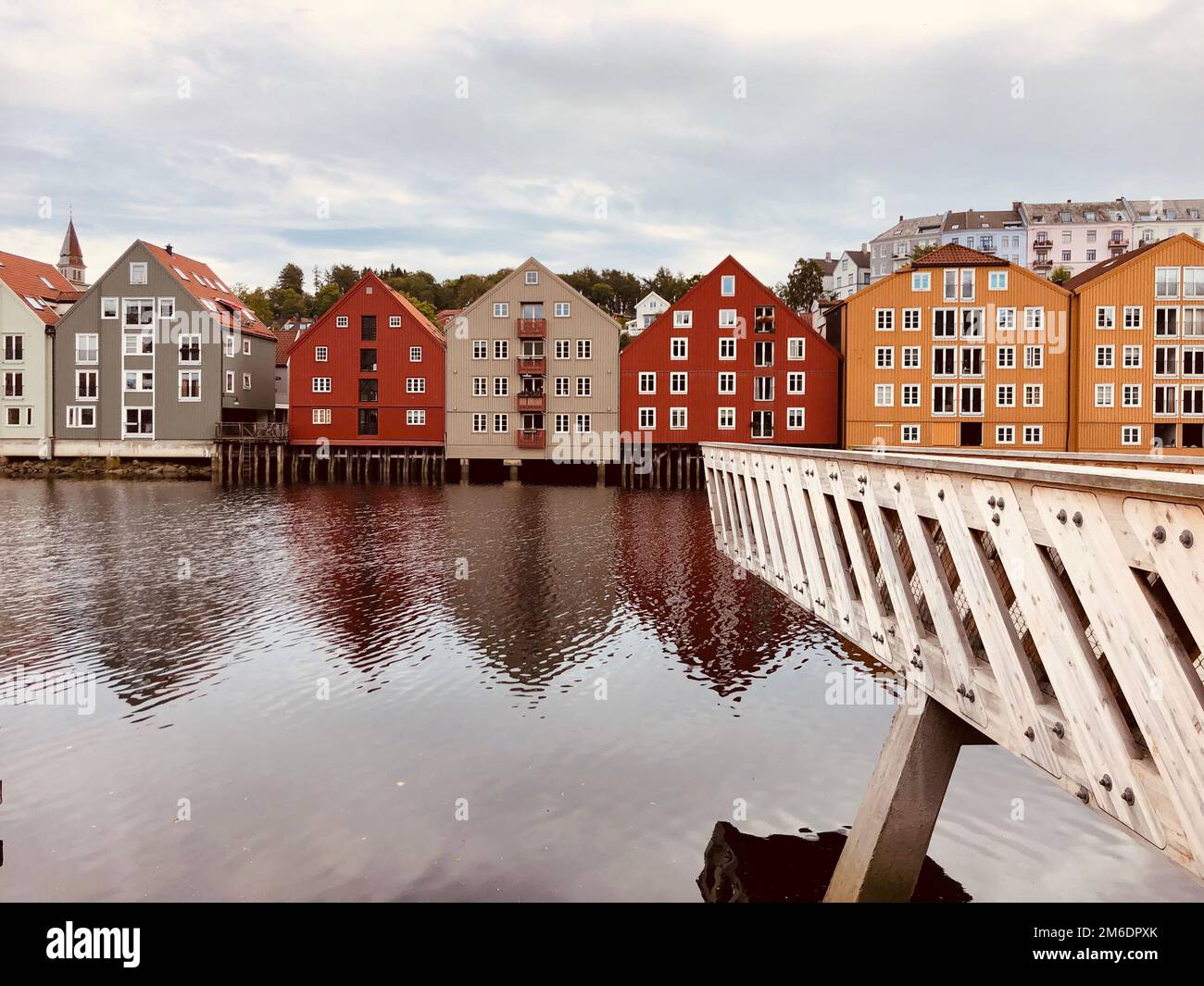 I magazzini di Trondheim e il ponte di Gamle Bybro sul fiume Nidelva Foto Stock