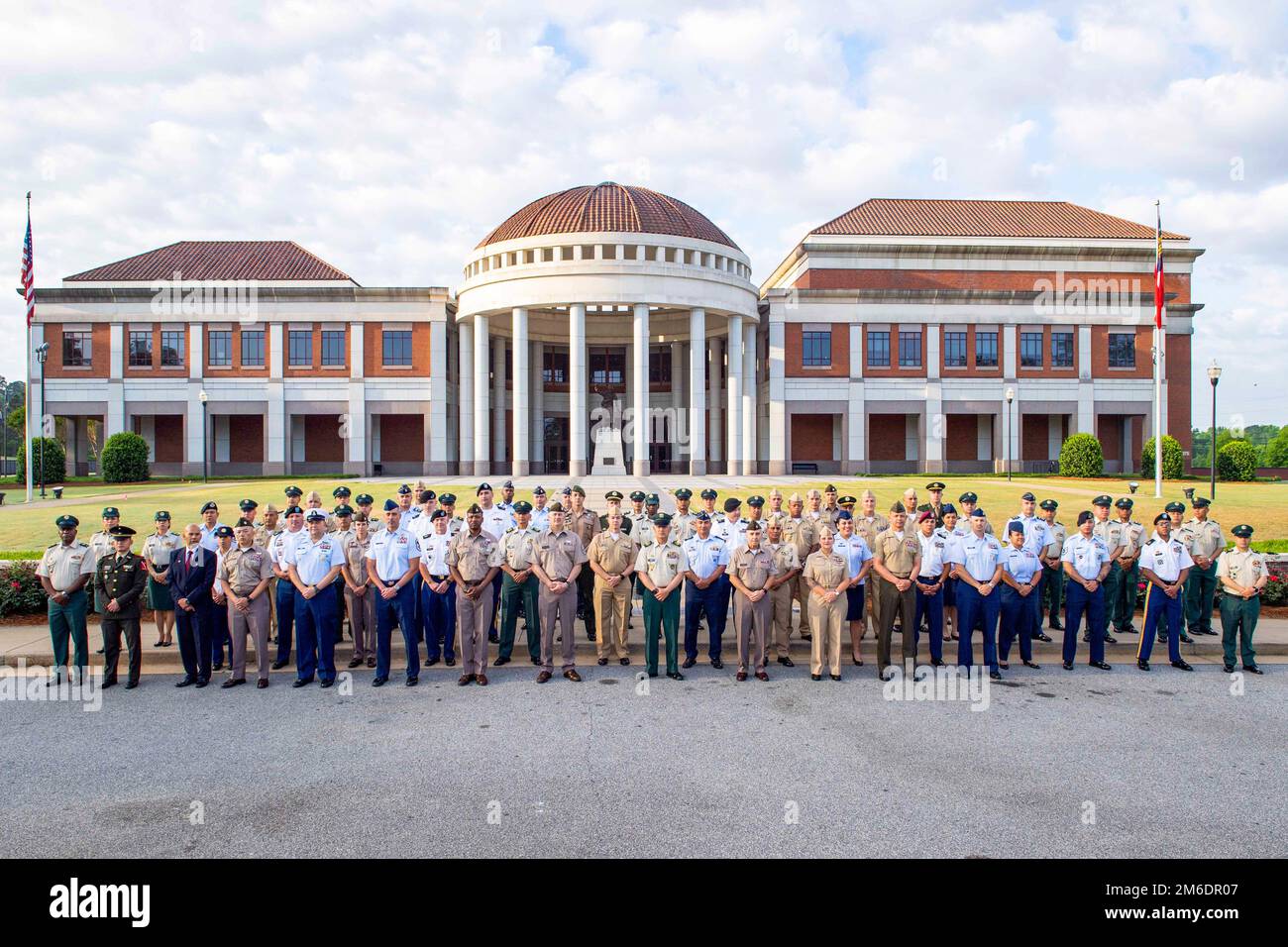 Consulenti senior arruolato dalle milizie americane, colombiane, brasiliane e messicane si trovano di fronte ai musei nazionali della fanteria durante il . PISAJ è un impegno semestrale militare-militare con l'esercito colombiano e i loro sergente maggiore accademia focalizzata sulla costruzione di competenze di leader senior e instillando la necessità di operazioni congiunte in un mondo complesso. Foto Stock