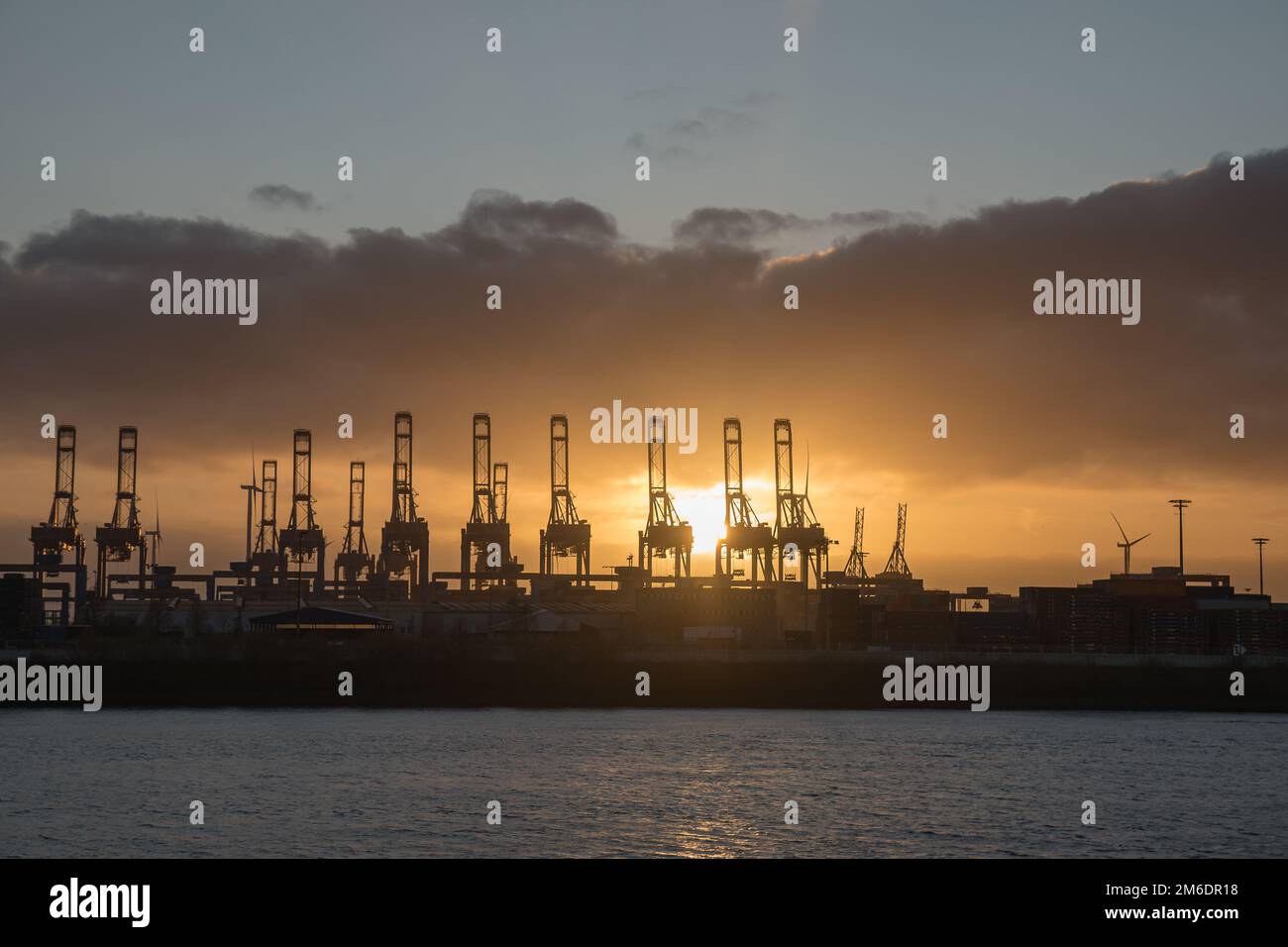 Famoso porto di Amburgo con tramonto Foto Stock