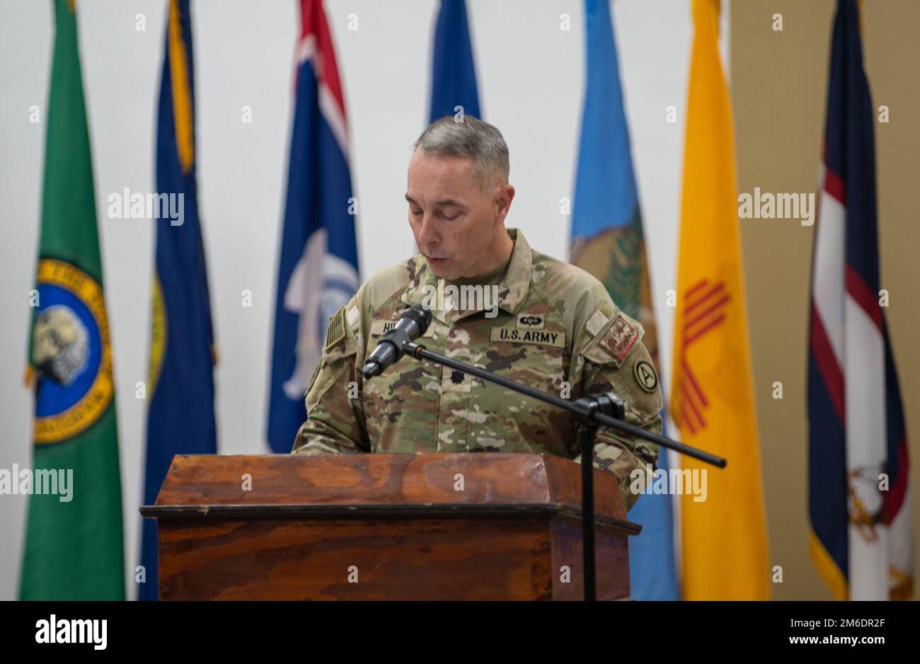 Area Support Group - Kuwait's Command Chaplain, Lt. Col. Tracy Hudgins, fornisce un'invocazione all'inizio della cerimonia di abbandono del comando del Distretto Efrontario, dove il Comandante uscente del Distretto Efrontario, col Kenneth N. Reed, trasferirà il comando del Distretto al Comandante provvisorio del Distretto Efrontario, Col. Peter M. Ammerman, 25 aprile 2022, a Camp Arifjan, Kuwait. Gen. Kimberly Colloton, comandante generale degli Stati Uniti Corpo dell'esercito degli ingegneri Divisione transatlantica, ha ospitato il trasferimento di tempo onorato di autorità e cerimonia di comando come Reed è stato selezionato per guidare Foto Stock