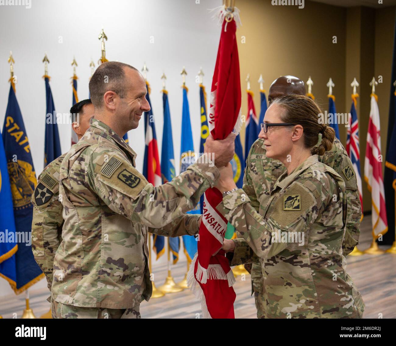 Gen. Kimberly Colloton, comandante generale degli Stati Uniti Corpo dell'esercito degli ingegneri Divisione transatlantica, passa i colori unitari al Lt. Peter M. Ammerman, il Comandante del Distretto Efrontatorio entrante, durante una cerimonia di rinuncia del comando, 25 aprile 2022, a Camp Arifjan, Kuwait. Colloton ha ospitato la cerimonia di trasferimento di autorità e comando, mentre il comandante uscente, il col. Kenneth N. Reed, è stato selezionato per guidare gli Stati Uniti Esercito corpo di ingegneri Southwestern Division. Ammerman, un ingegnere della guardia nazionale dell'esercito del Texas della Brigata dell'ingegnere del 176th, guiderà il distretto Foto Stock