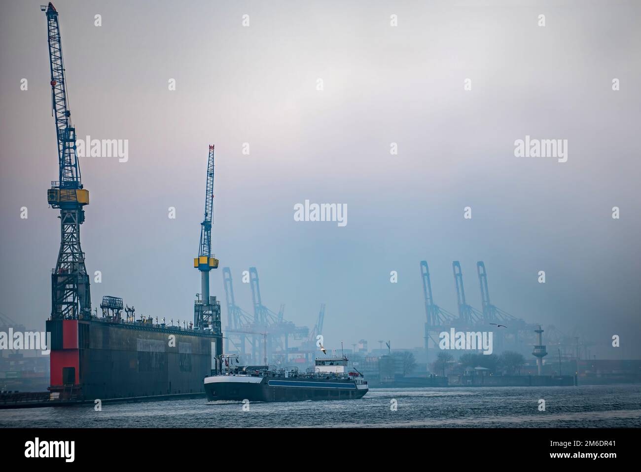 Ormeggia nel porto di Amburgo la mattina Foto Stock
