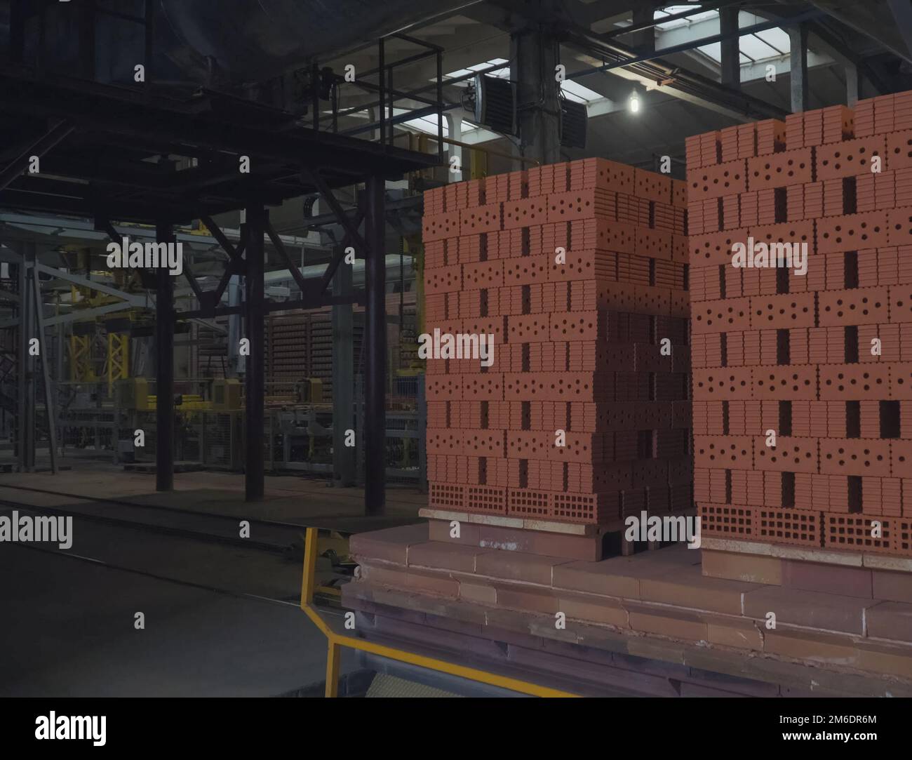 Uscire dai mattoni dal forno per la tostatura. Foto Stock