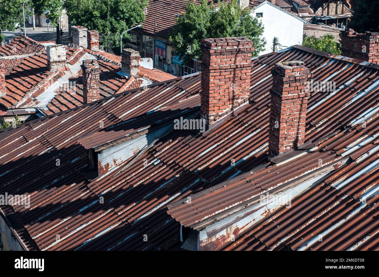 Tenuta stagna vintage rugginito case in stagno grecato tetto clpseup in giornata di sole Foto Stock