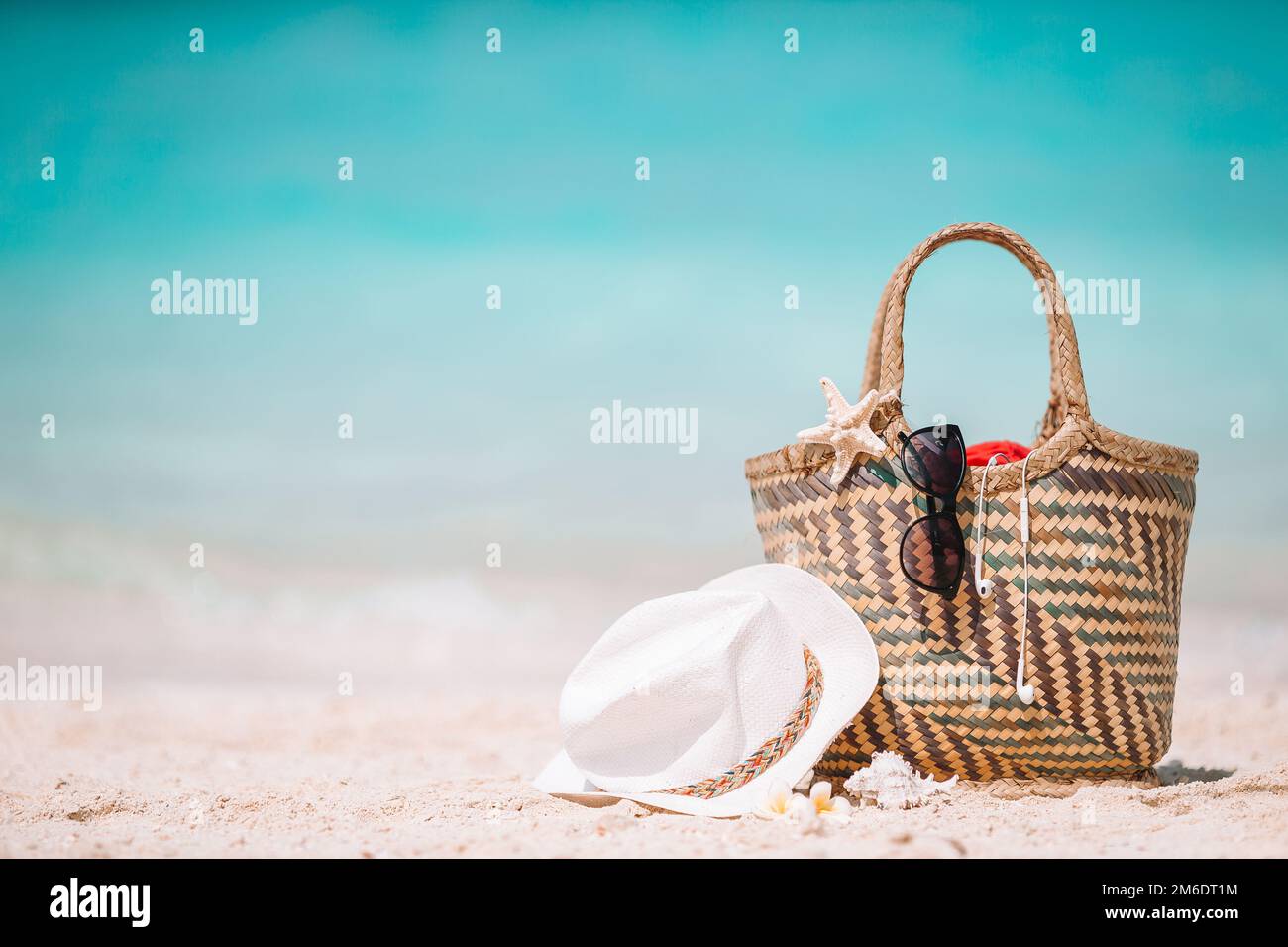 Accessori spiaggia - sacco di paglia, cappello e occhiali sulla spiaggia Foto Stock