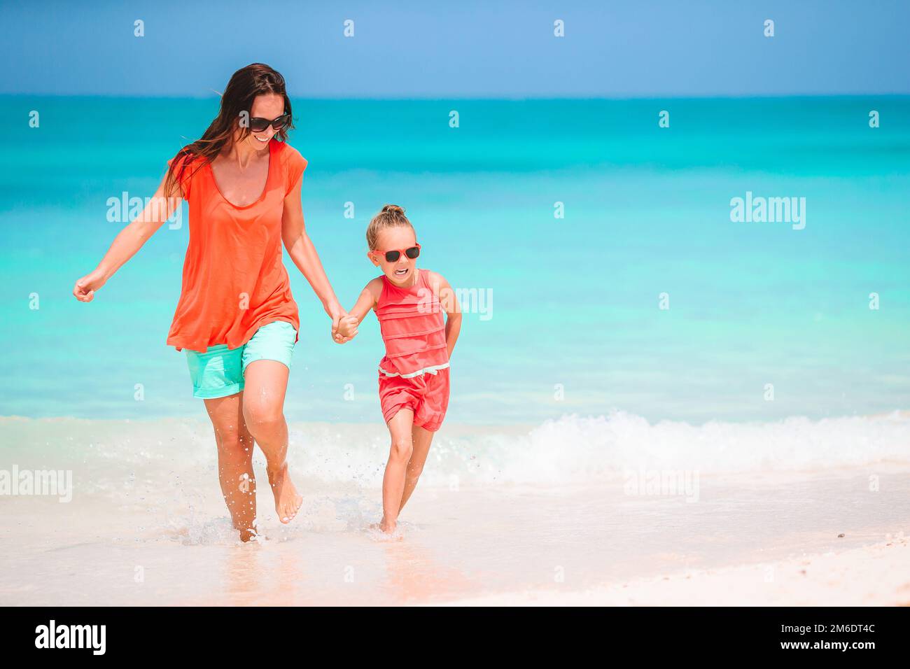 Bella madre e figlia in spiaggia caraibica godendo le vacanze estive. Foto Stock
