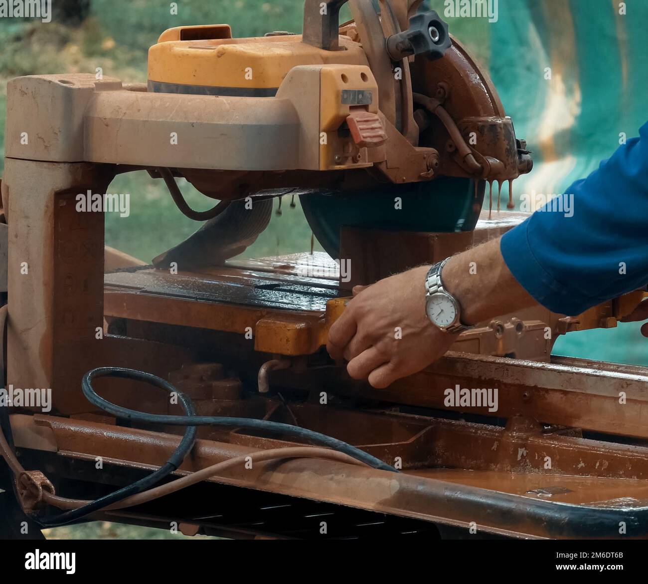Misurazione e marcatura mattoni durante la costruzione di casa. Foto Stock