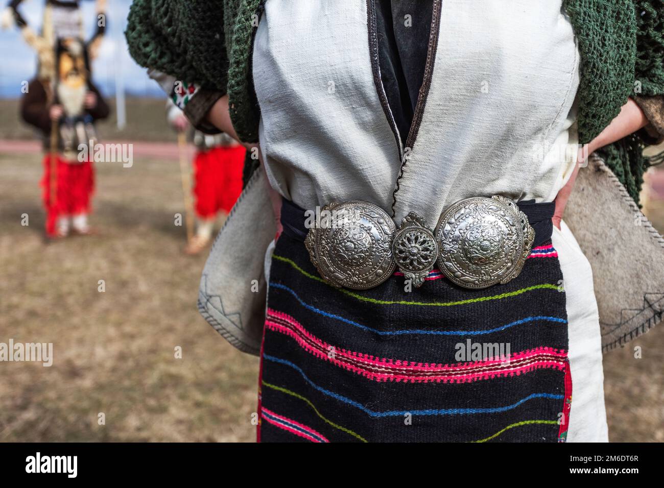 Fibbia tradizionale in argento bulgaro sul costume da donna. Foto Stock