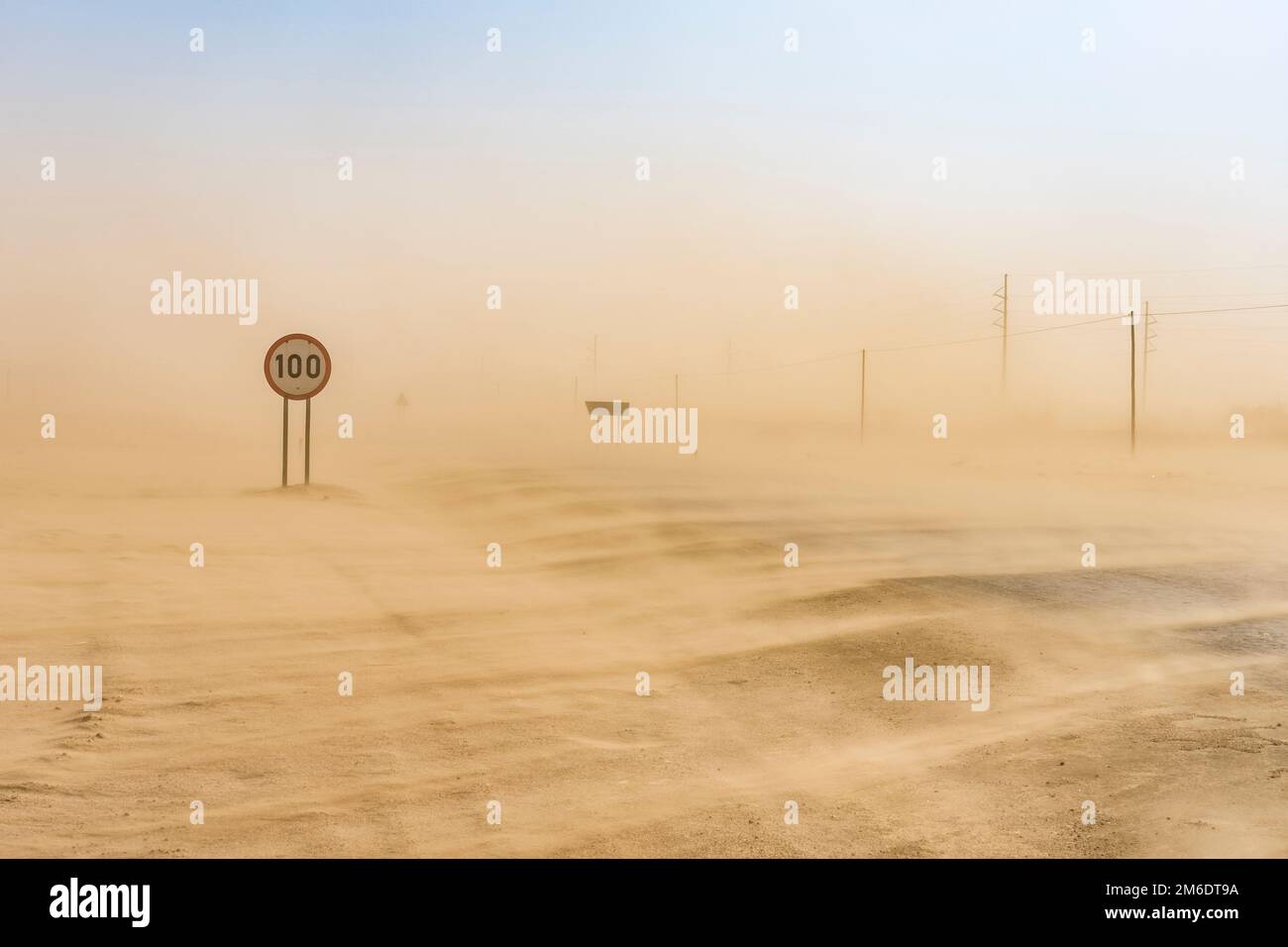 Tempesta di sabbia che copre la strada da Swakopmund a Walvis Bay in Namibia. Foto Stock