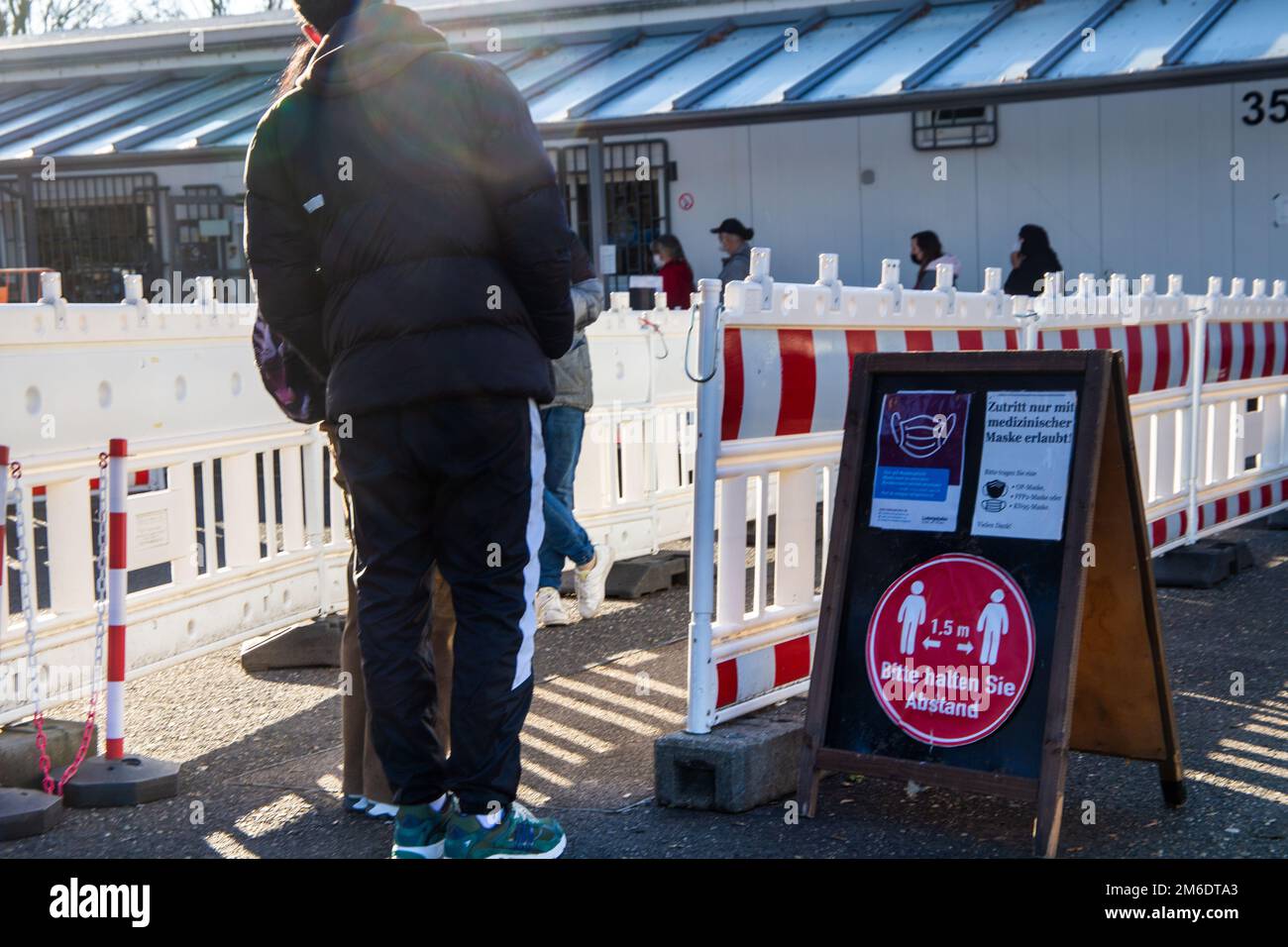 Tafel a Ludwigshafen, Renania-Palatinato. C'è una lunga coda di clienti in attesa davanti all'entrata Foto Stock