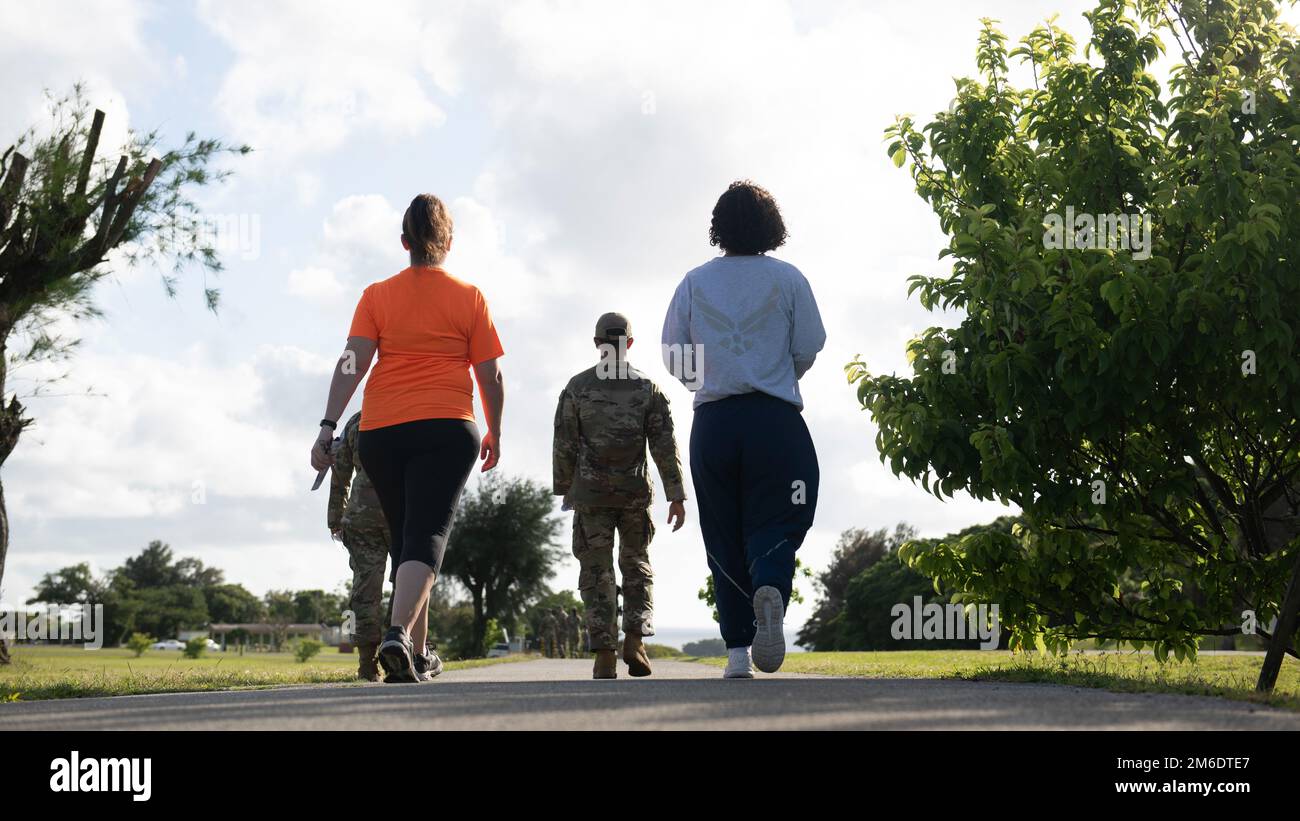 STATI UNITI I membri del servizio dell'Aeronautica militare partecipano a una camminata silenziosa durante la settimana dei giorni di commemorazione alla base aerea di Kadena, Giappone, 25 aprile 2022. Le Giornate della memoria sono state create per sensibilizzare le vittime dell'Olocausto e coloro che hanno liberato i campi di concentramento e di lavoro. Foto Stock