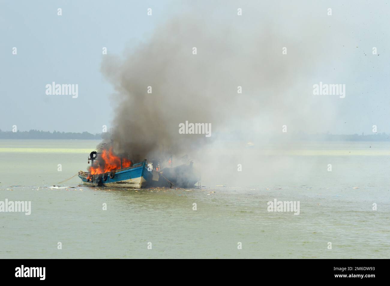 Esplodere barca da pesca Foto Stock