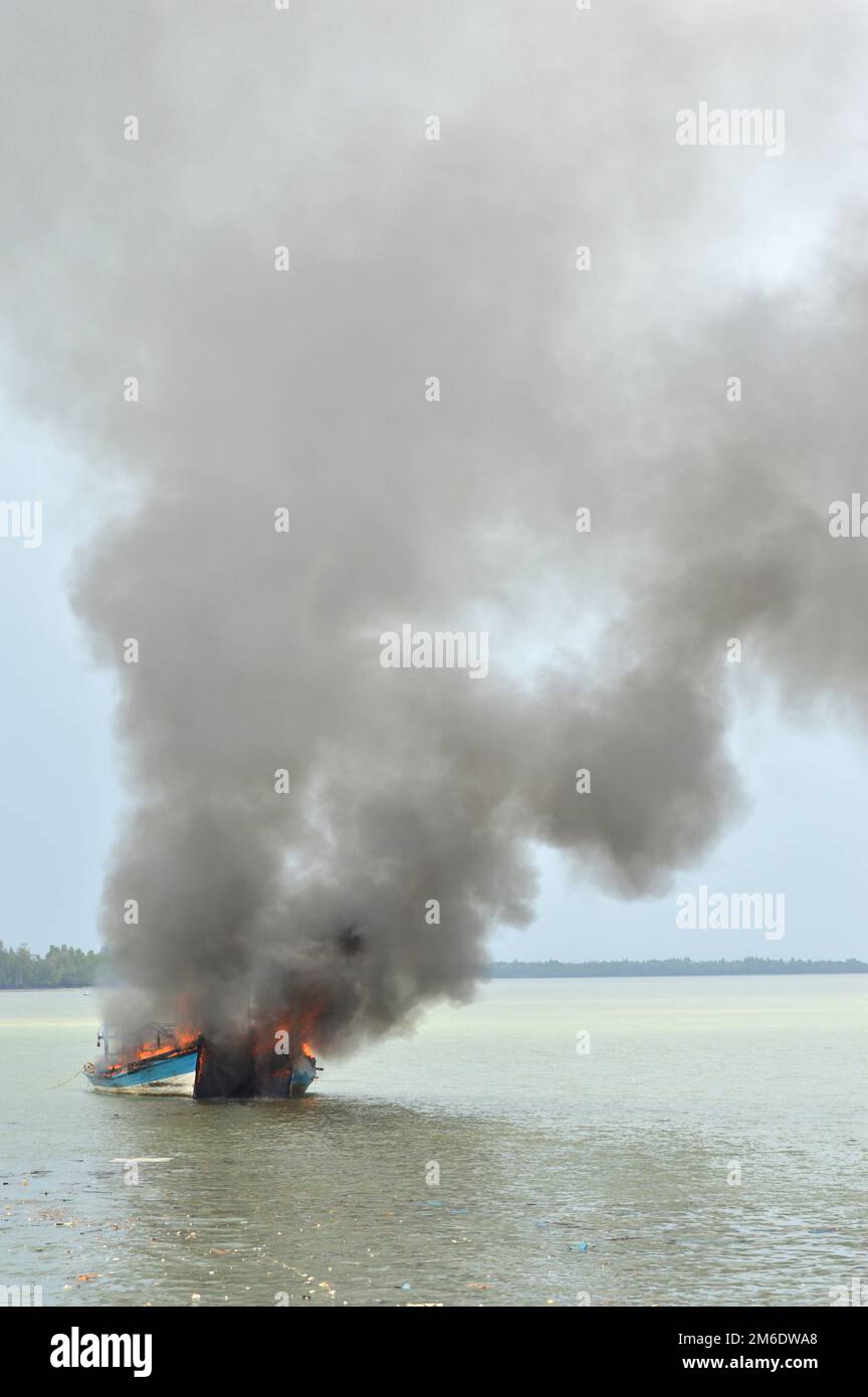Esplodere barca da pesca Foto Stock