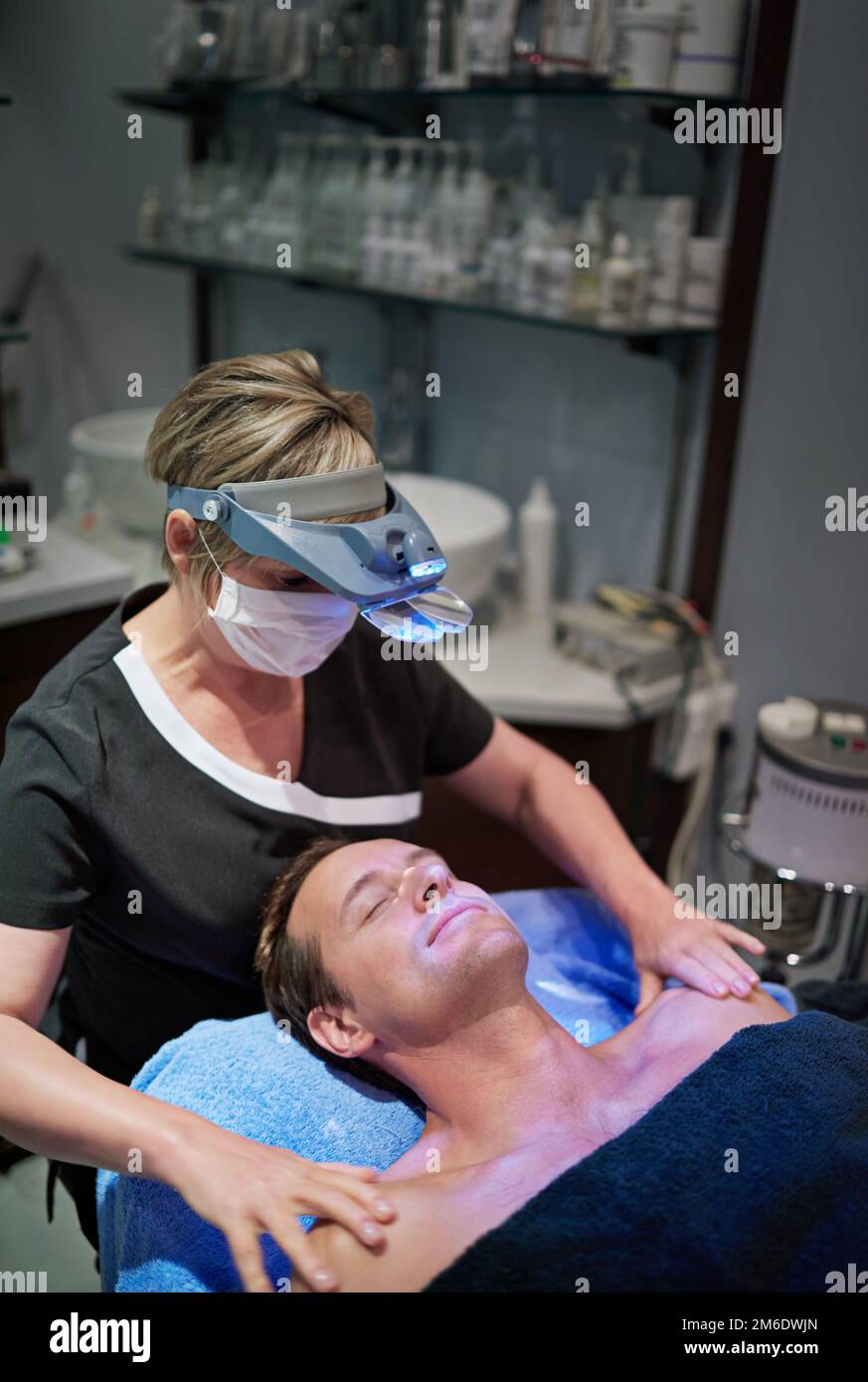 Prendendosi gli anni fuori... un uomo che ottiene un trattamento facciale ad una clinica di bellezza. Foto Stock
