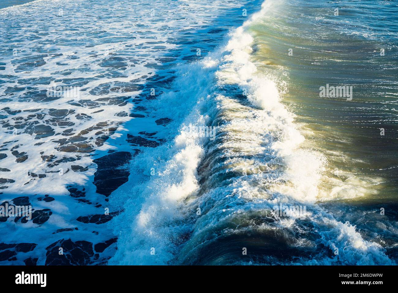 Grandi onde si infrangono sulla costa pacifica della California. Superficie dell'acqua, fondo dell'acqua, bellezza nella natura, blu scuro, colori turchese Foto Stock