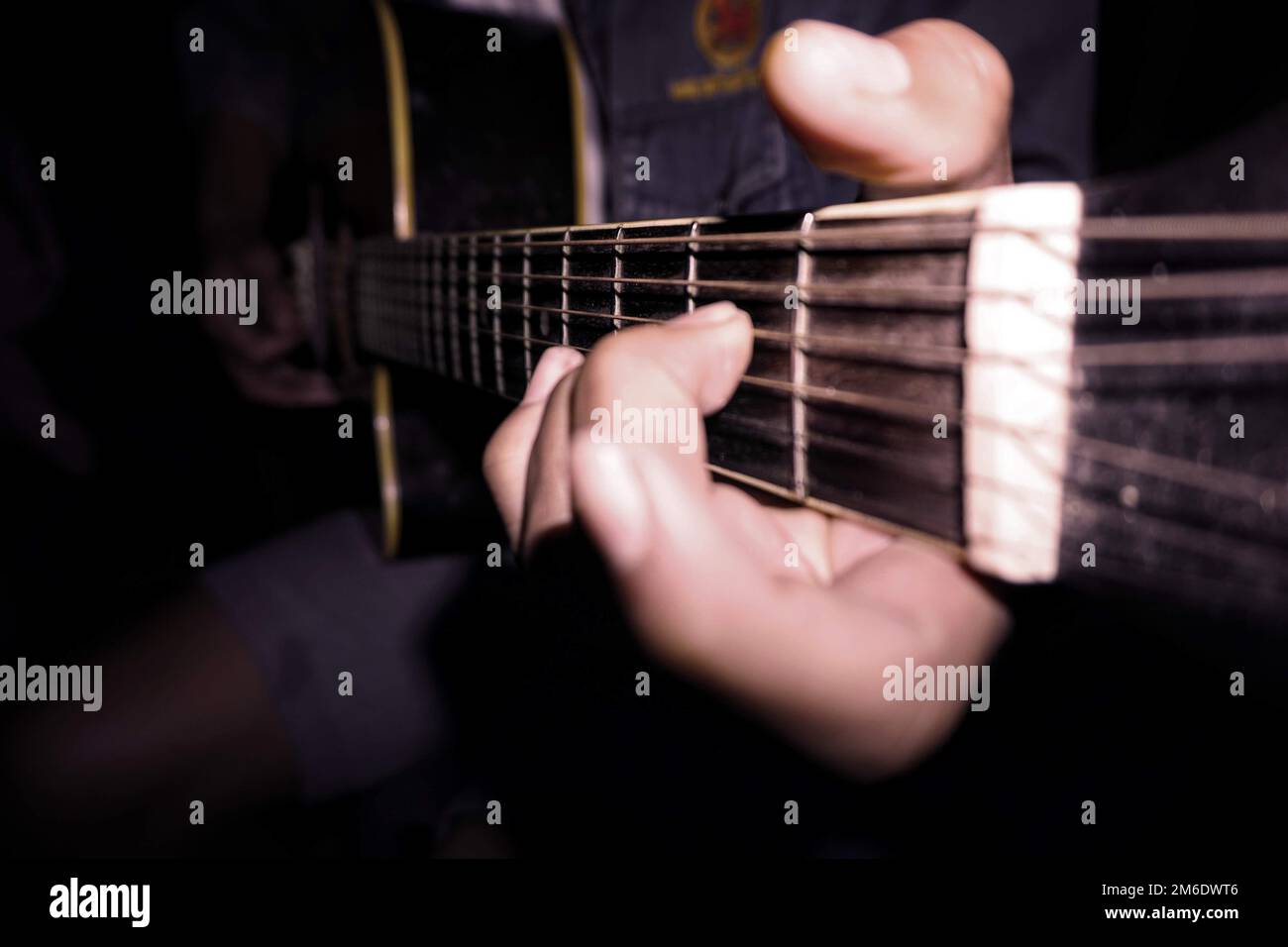 Suonare la chitarra per l'intrattenimento. Strum strumenti musicali Foto Stock
