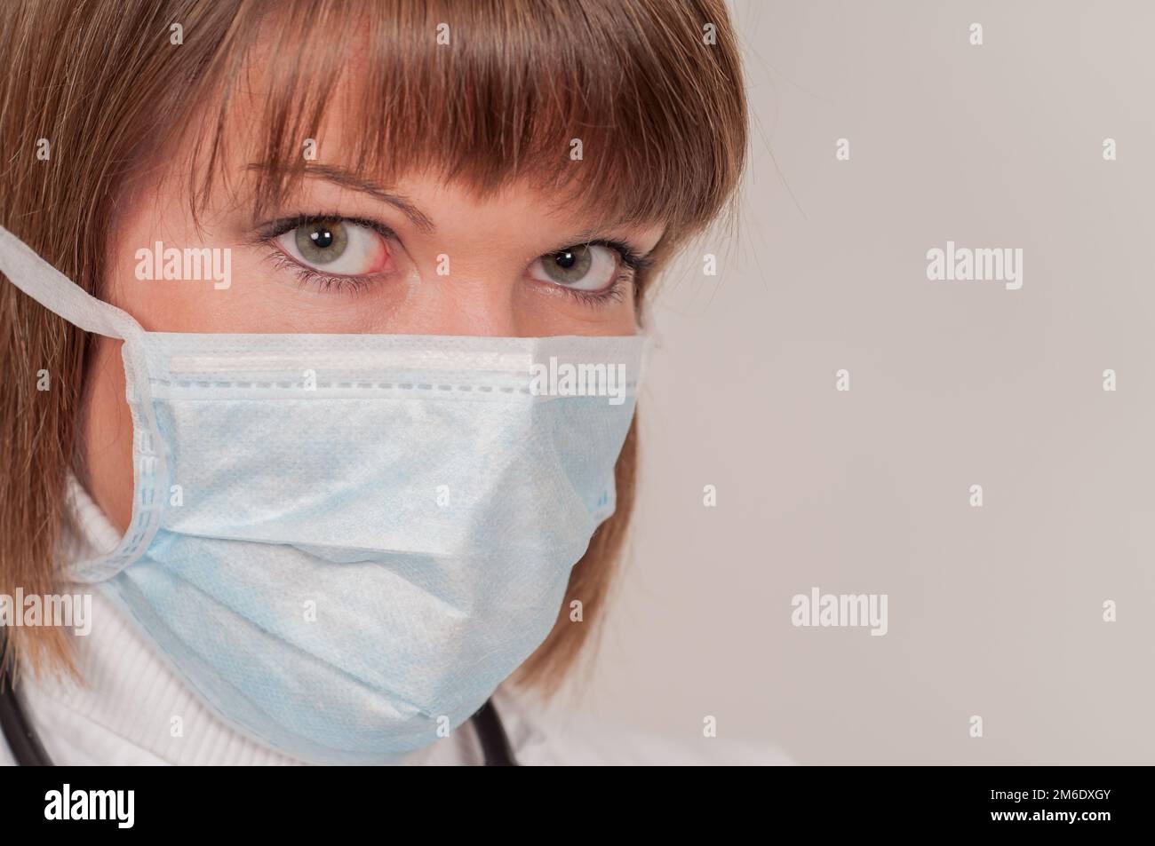 Medico con una maschera di protezione Foto Stock