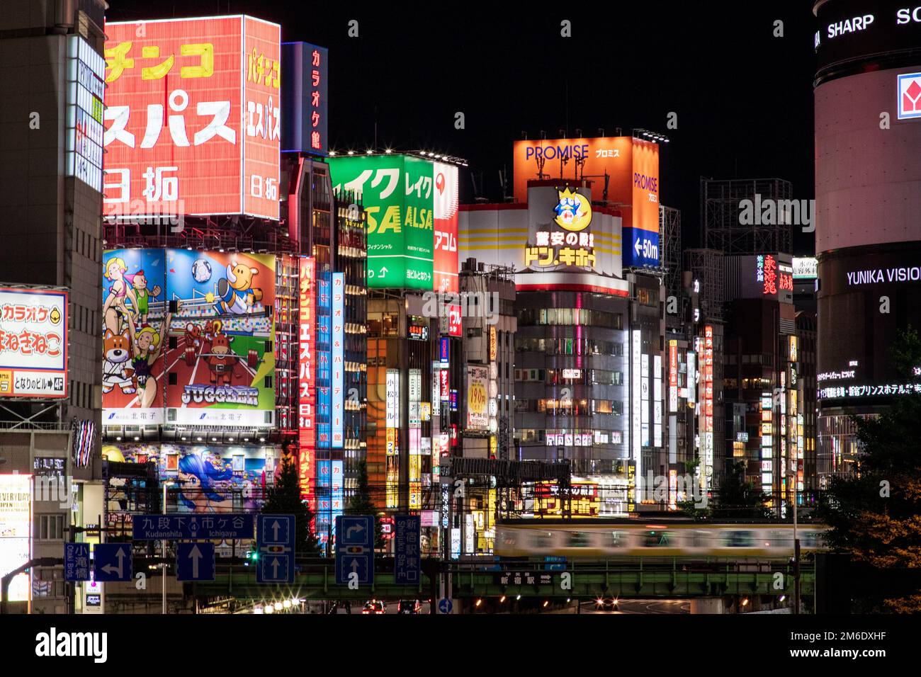 Tokyo, Giappone - 16 6 2019: Una vista notturna di Shinjuku e delle insegne al neon Foto Stock