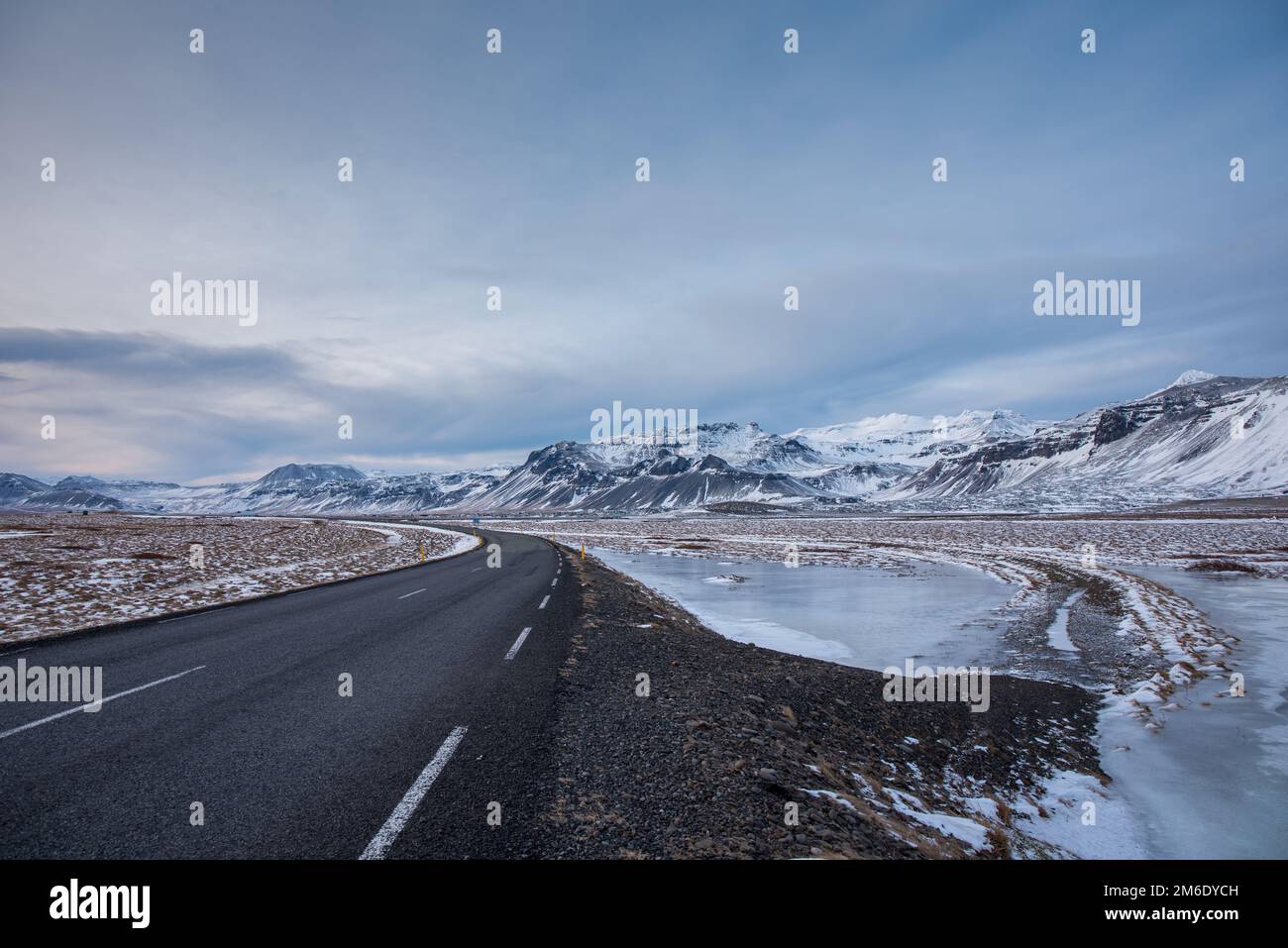 Strada attraverso il bellissimo paesaggio invernale in Islanda Foto Stock