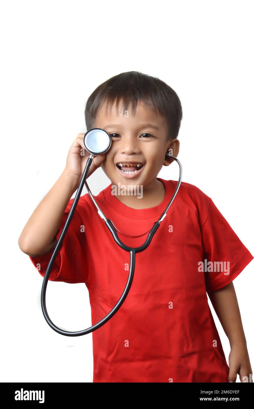 Ragazzino asiatico con uno stetoscopio Foto Stock