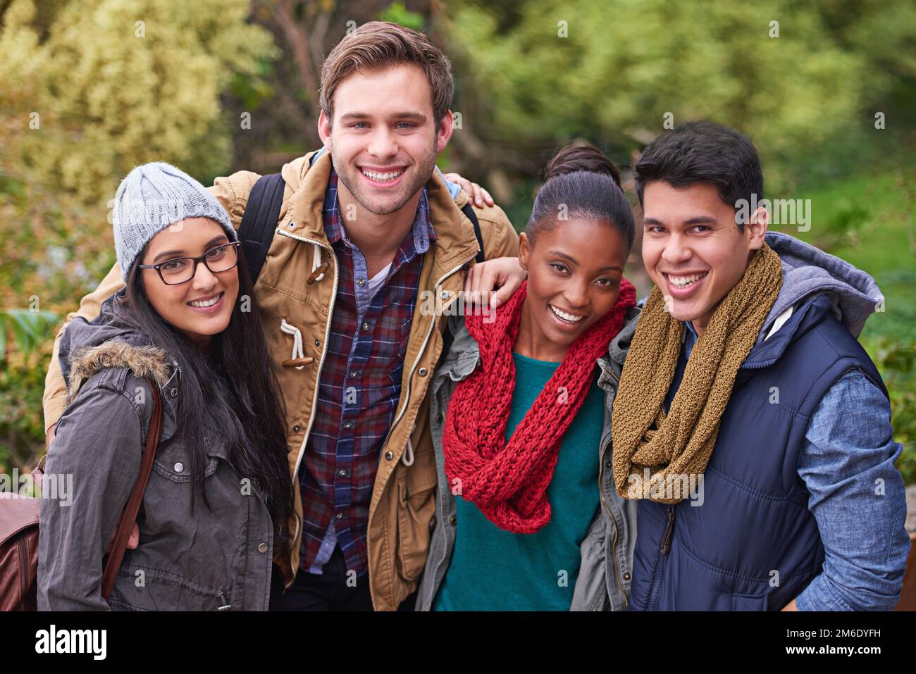La vita del campus è fantastica. studenti universitari che si aggrappano al campus. Foto Stock