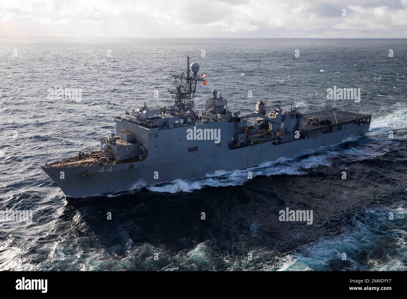 220425-N-MZ836-1106 OCEANO ATLANTICO (25 aprile 2022) - la nave di sbarco anfibio di Whidbey Island USS Gunston Hall (LSD 44) transita nell'Oceano Atlantico durante un rifornimento in mare con la nave d'assalto anfibio di classe Wasp USS Kearsarge (LHD 3) 25 aprile 2022. Kearsarge, ammiraglia del team ARG/MEU di Kearsarge, è in programma uno schieramento sotto il comando e il controllo della Task Force 61/2 mentre opera negli Stati Uniti Sesta flotta a sostegno degli interessi degli Stati Uniti, degli alleati e dei partner in Europa e Africa. Foto Stock