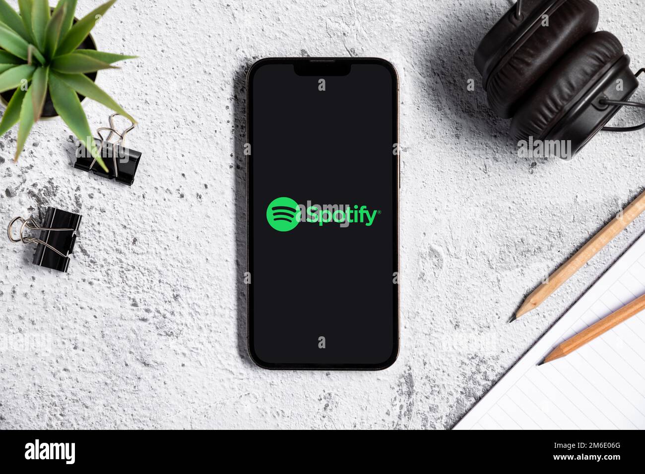 Antalya, Turchia - 03 gennaio 2023: Schermata dello smartphone iPhone con il logo Spotify Foto Stock