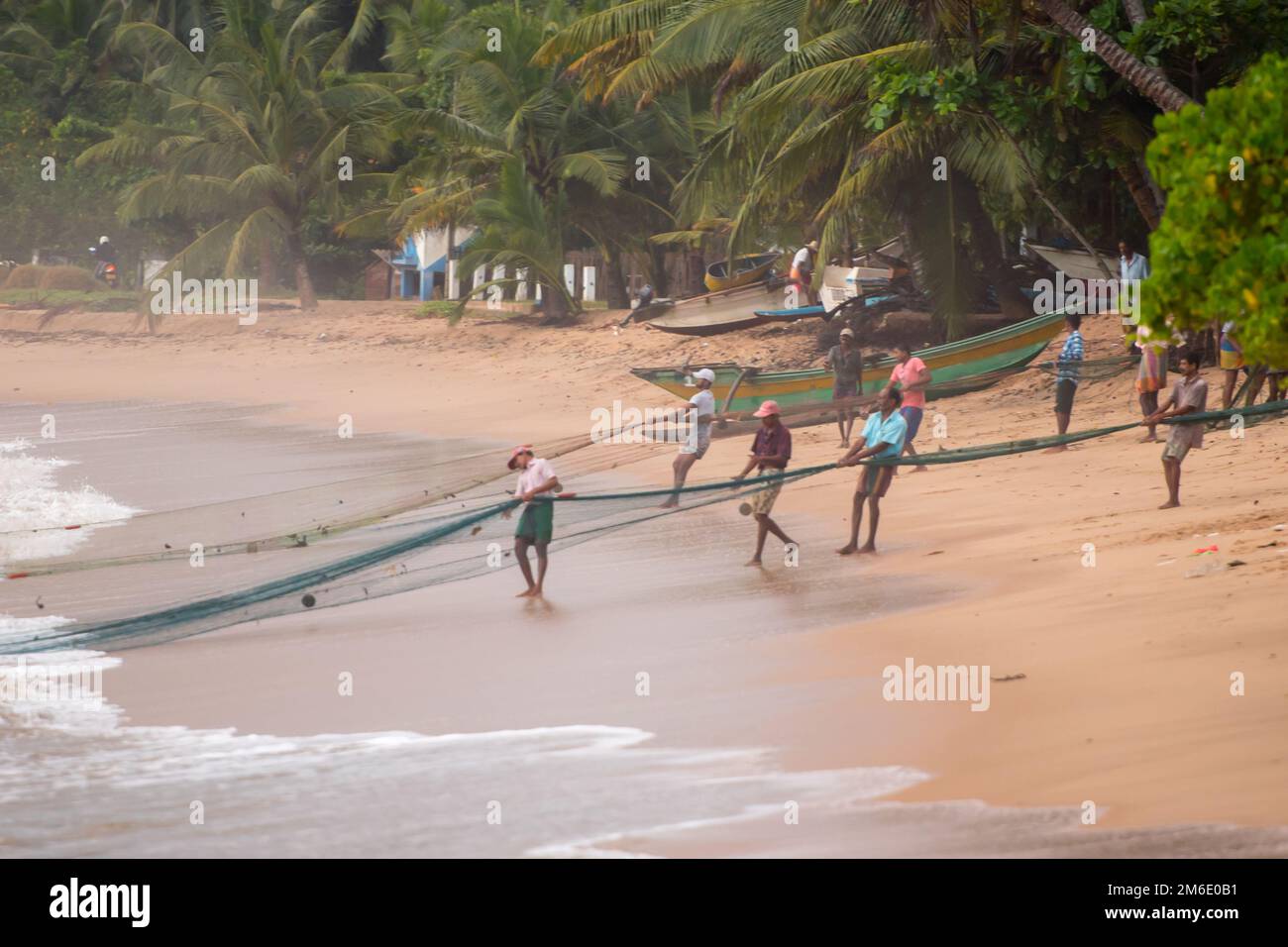 Tangalle, Sri Lanka : 2020 NOV 25 : Fishersman al tramonto sulla spiaggia di Tangalle, Sri Lanka. Foto Stock