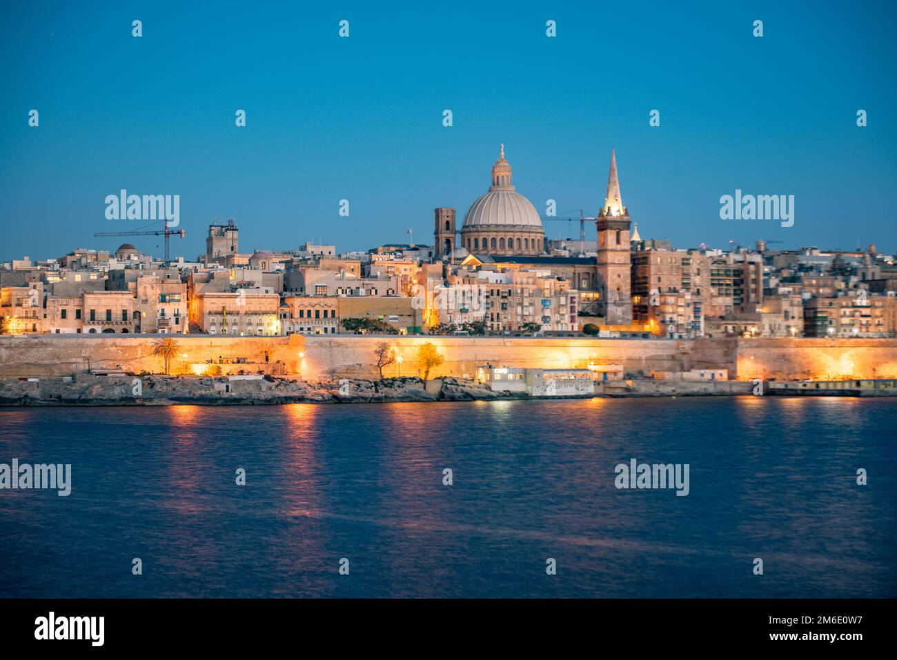 Vista panoramica dello skyline di la Valletta al bellissimo tramonto da Sliema con le chiese di nostra Signora di Monte Foto Stock