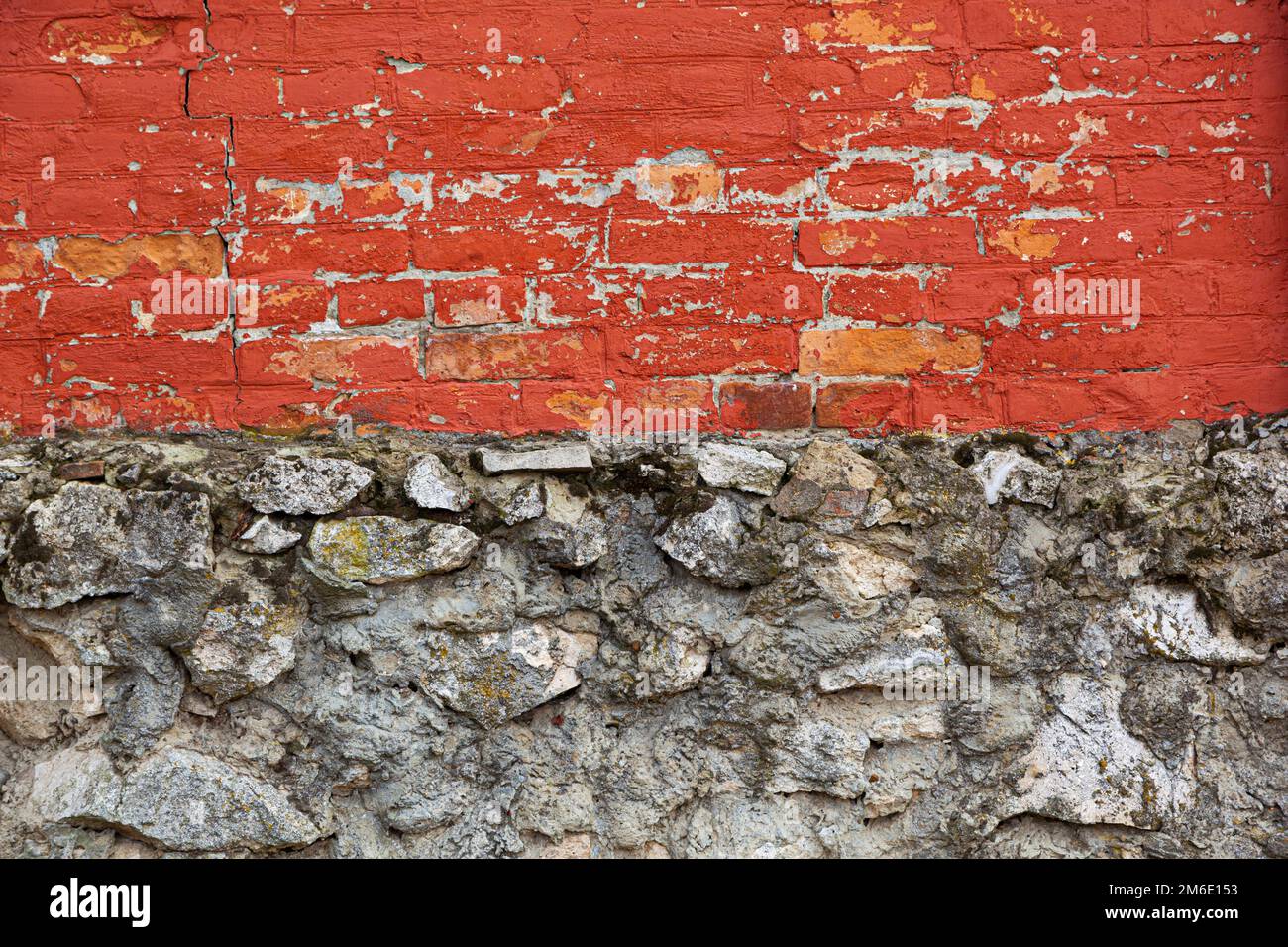 Vecchia pietra e un muro di mattoni rossi primo piano Foto Stock