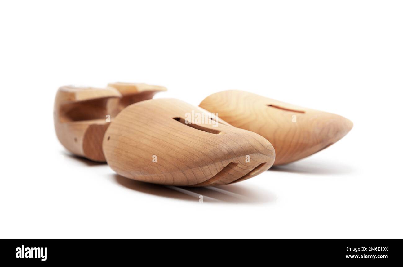 Fuoco selettivo della barella della scarpa di legno dell'uomo isolata su un bianco Foto Stock