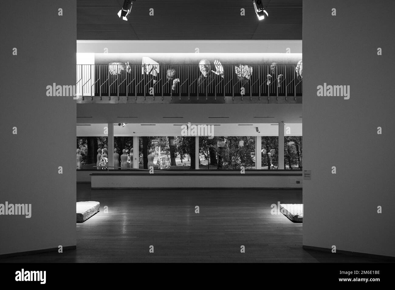 Una sala moderna dello spazio espositivo PAC con manichini di Ignazio Gardella, ripresa in scala di grigi Foto Stock