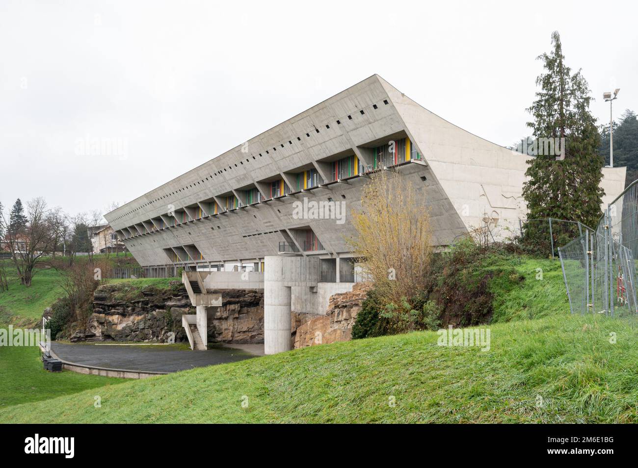 L'esterno della Maison della Cultura le Corbusier nel giardino con cielo chiaro Foto Stock