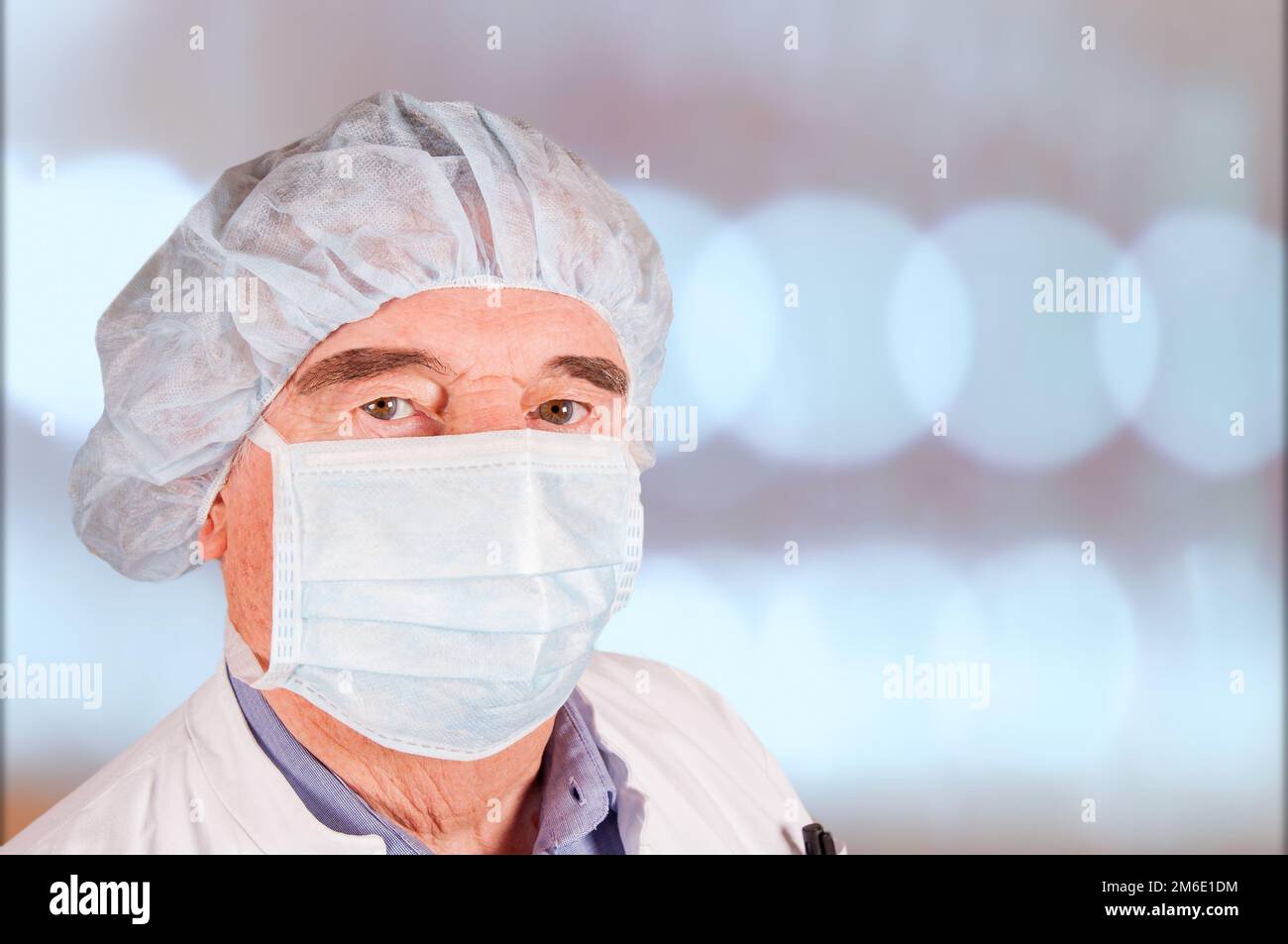 Medico con una maschera di protezione Foto Stock
