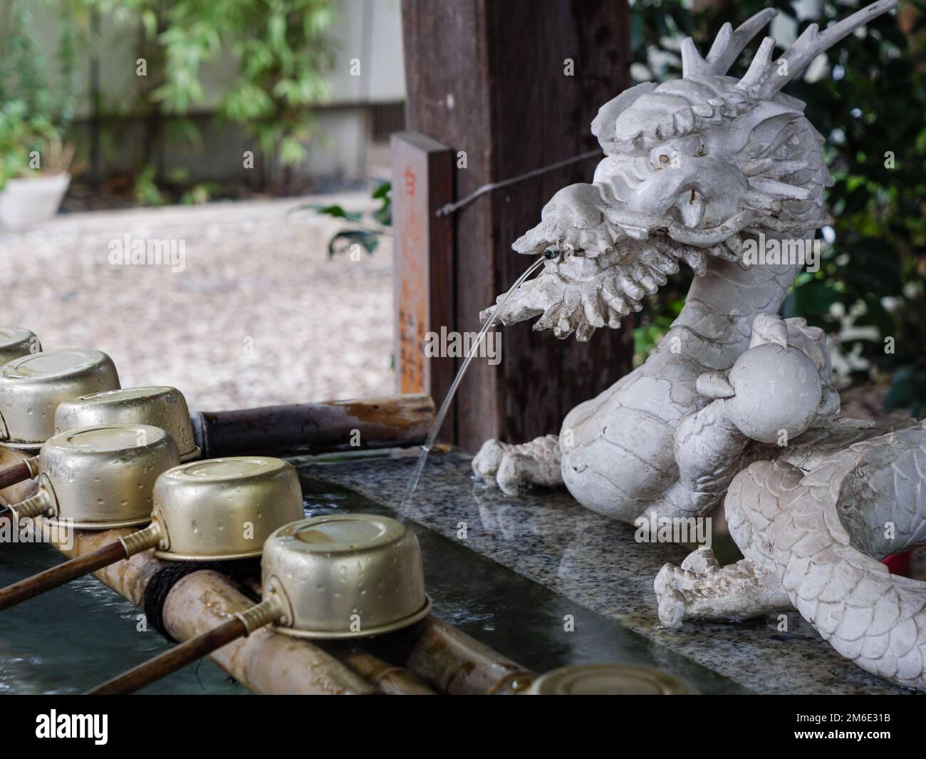 Tokyo, Giappone - 27 8 19: Una statua di un drago che sputava acqua nel santuario di Tanashi Foto Stock