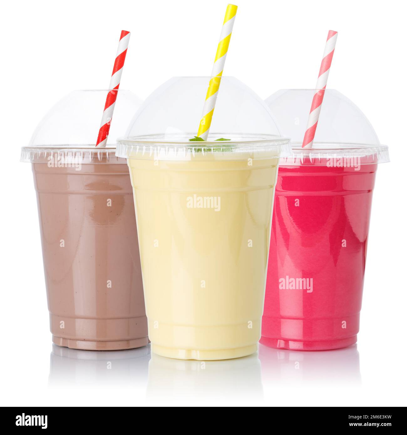 Cioccolato vaniglia fragola latte scuotere la paglia di raccolta del milkshake in una tazza isolato su bianco Foto Stock
