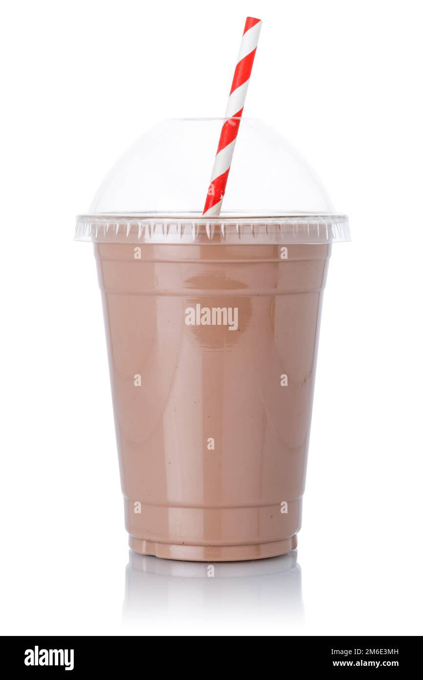 Latte al cioccolato agitare la paglia di milkshake in una tazza isolato su bianco Foto Stock
